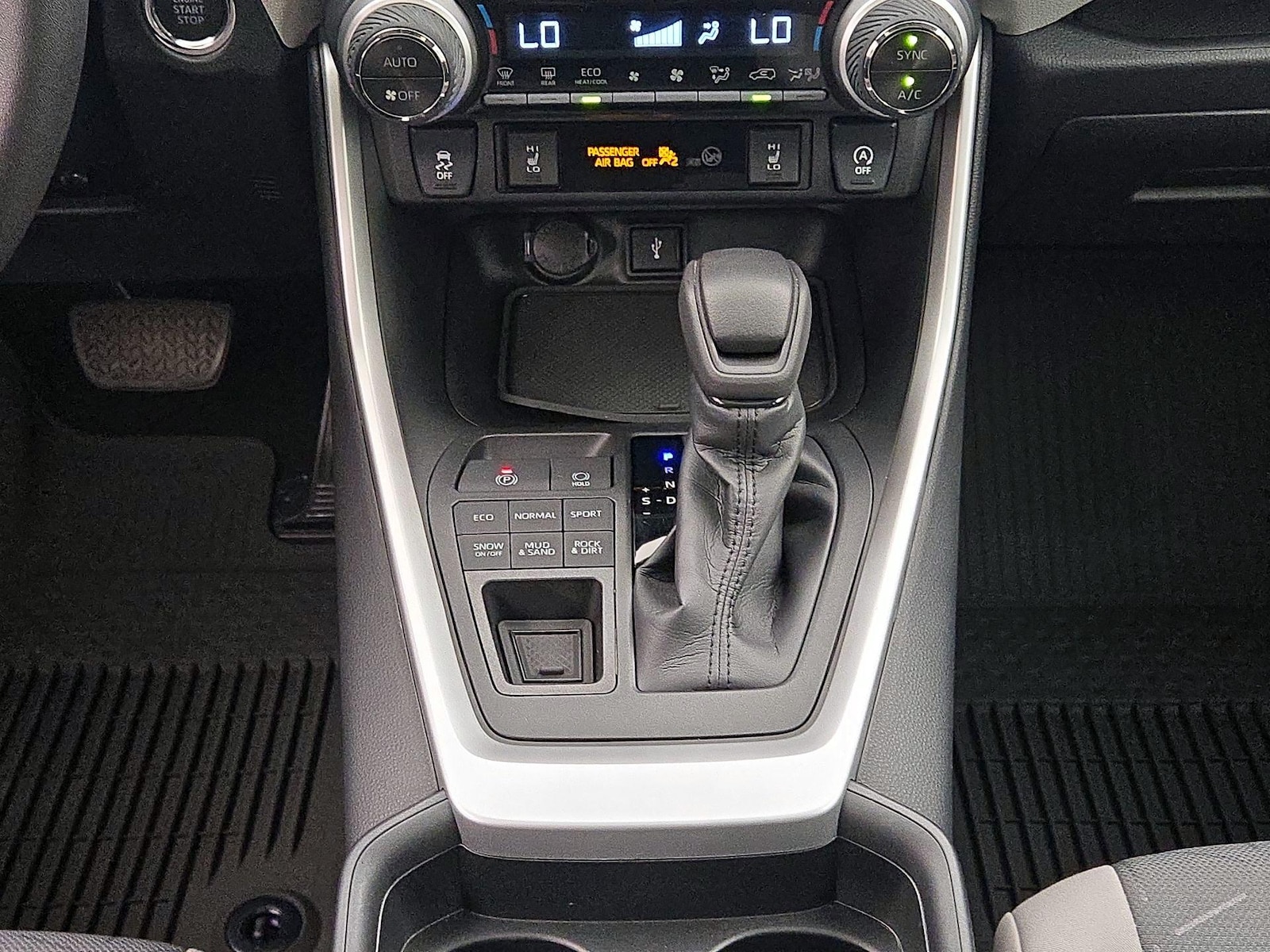 2021 Toyota RAV4 XLE - Photo 18