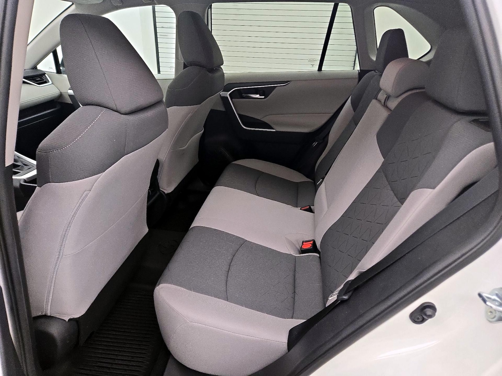 2021 Toyota RAV4 XLE - Photo 20