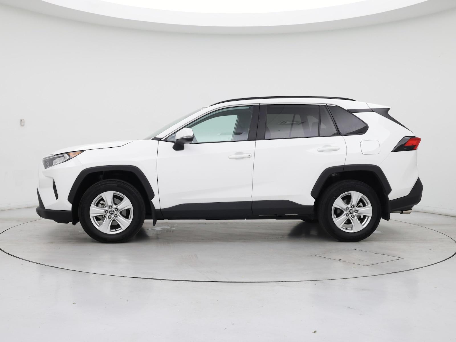 2021 Toyota RAV4 XLE - Photo 4
