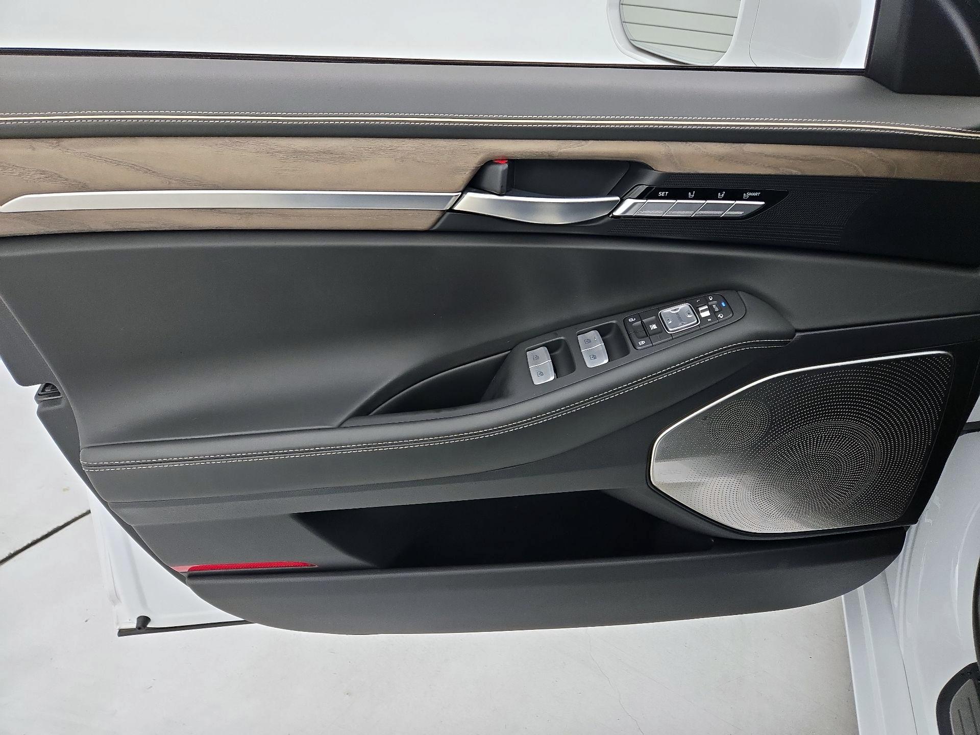 Thumbnail: 2021 Genesis G90 - 12