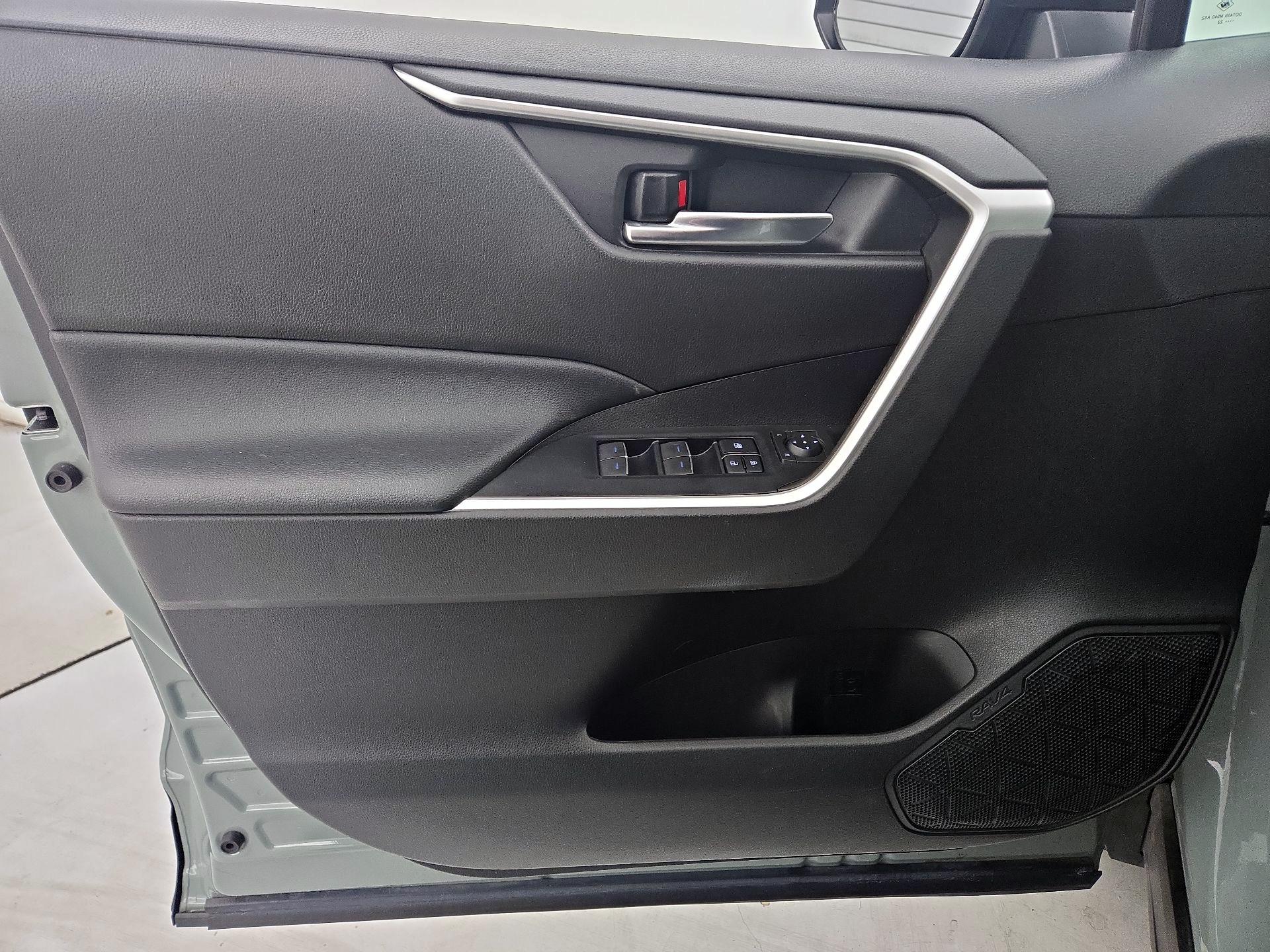 Thumbnail: 2022 Toyota RAV4 - 12
