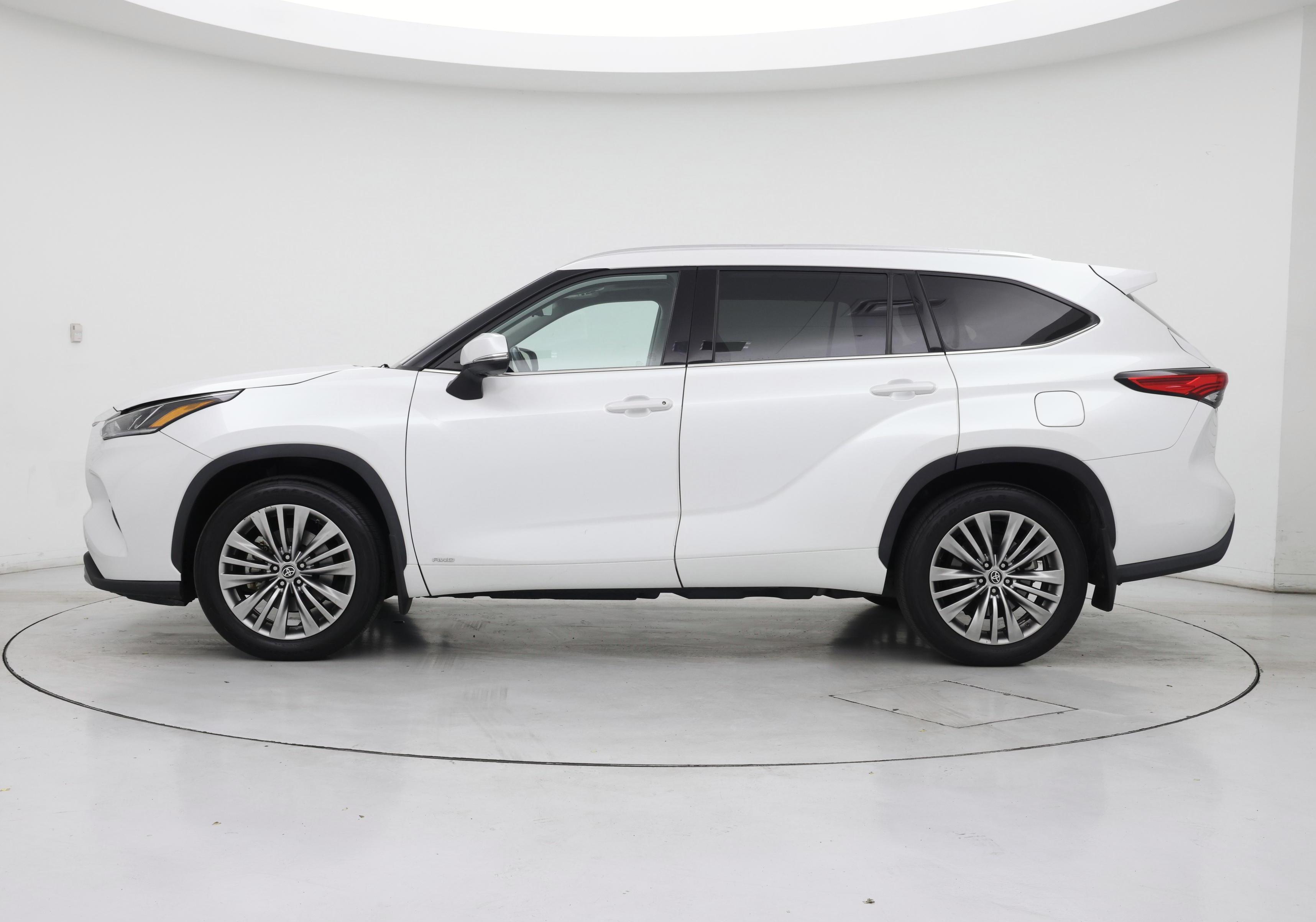 Thumbnail: 2022 Toyota Highlander - 3
