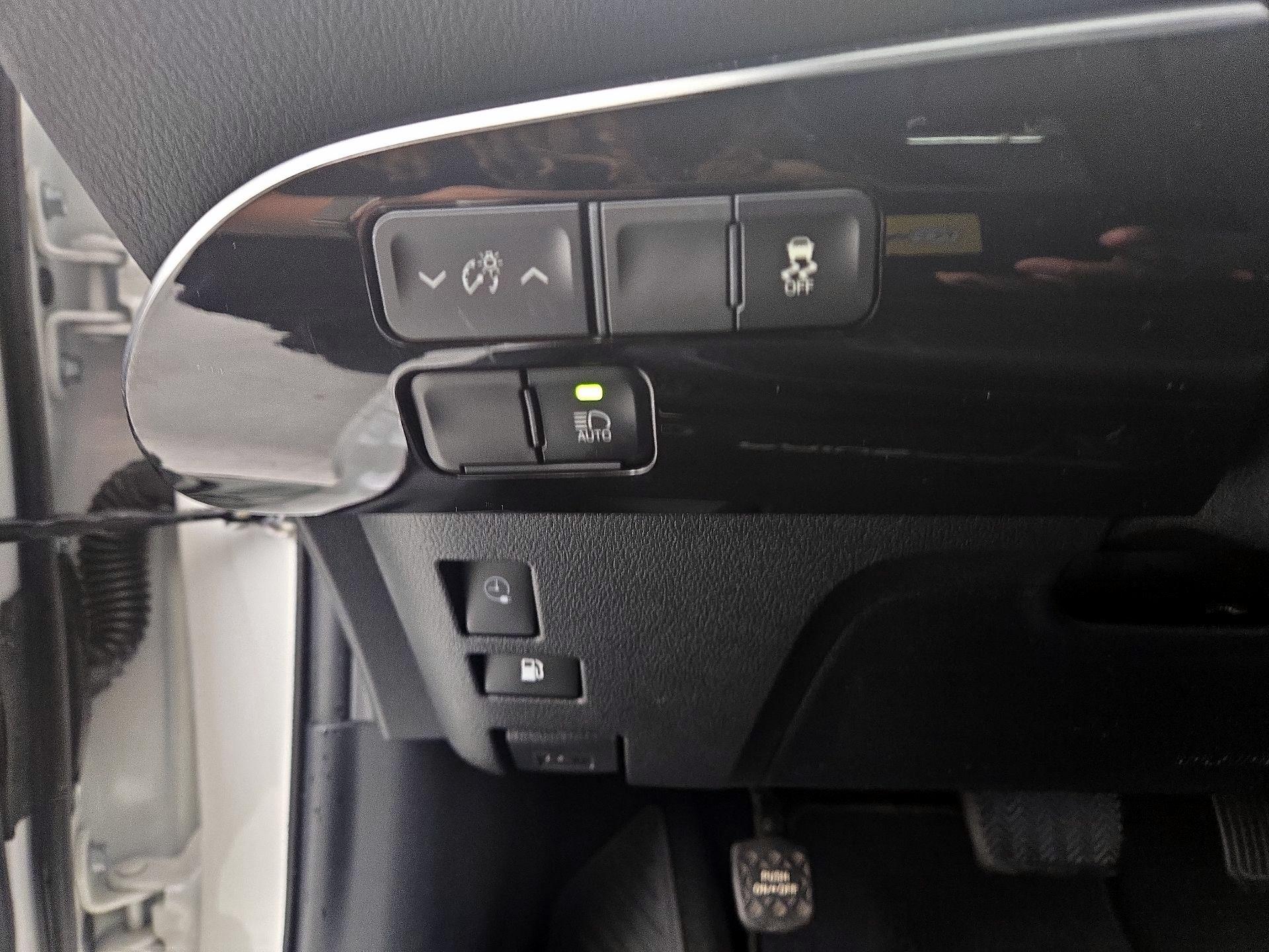 Thumbnail: 2020 Toyota Prius Prime - 13