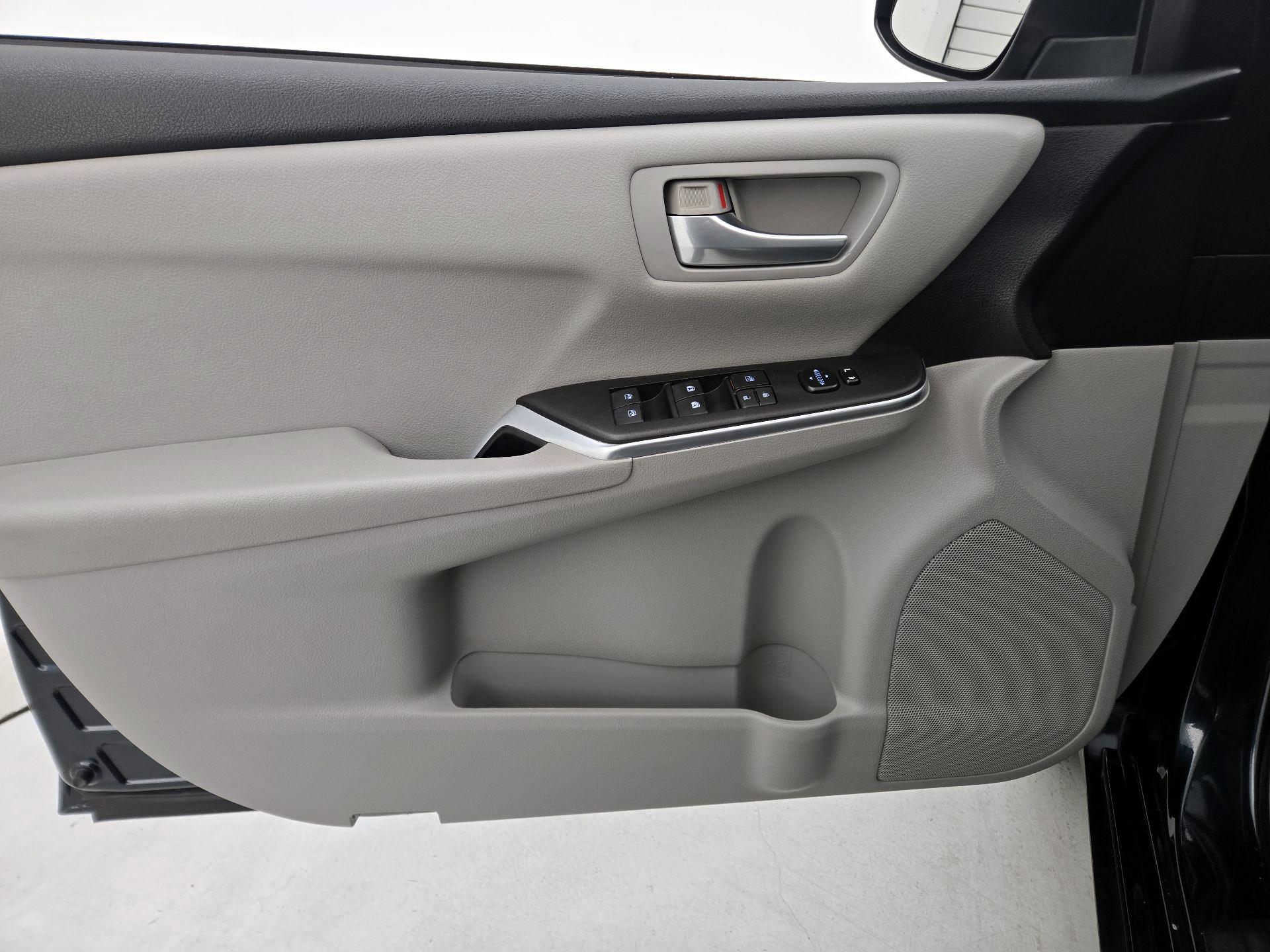 Thumbnail: 2016 Toyota Camry - 12