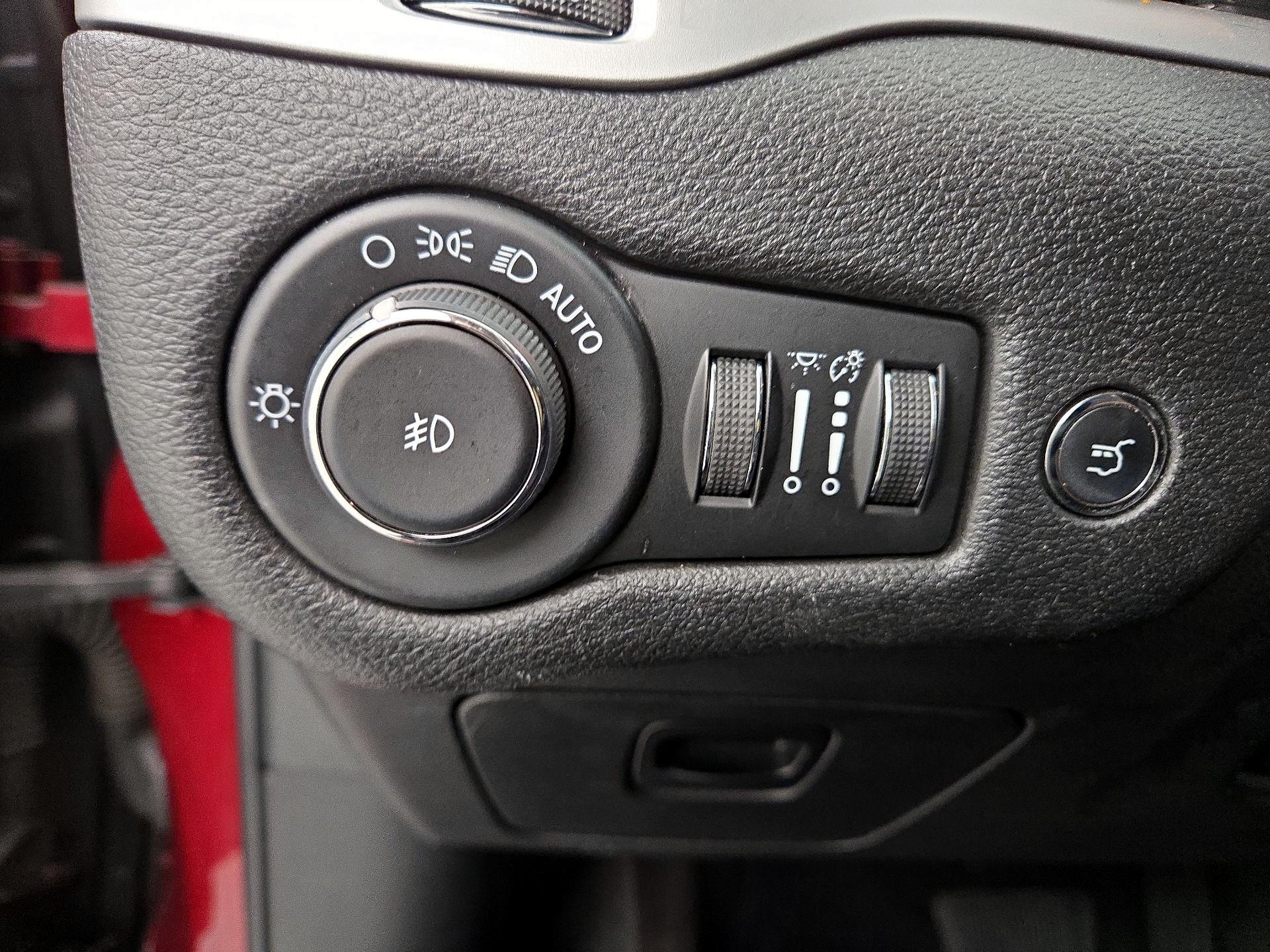Thumbnail: 2018 Jeep Cherokee - 13