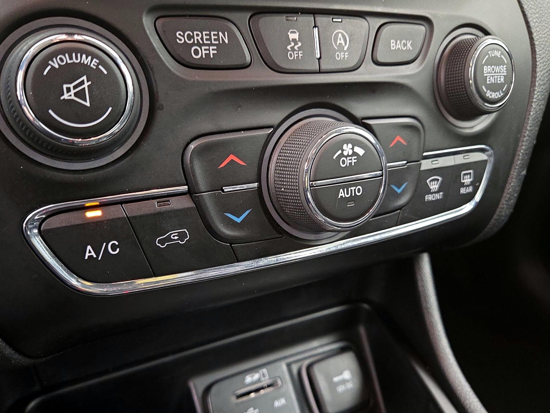 Thumbnail: 2018 Jeep Cherokee - 16