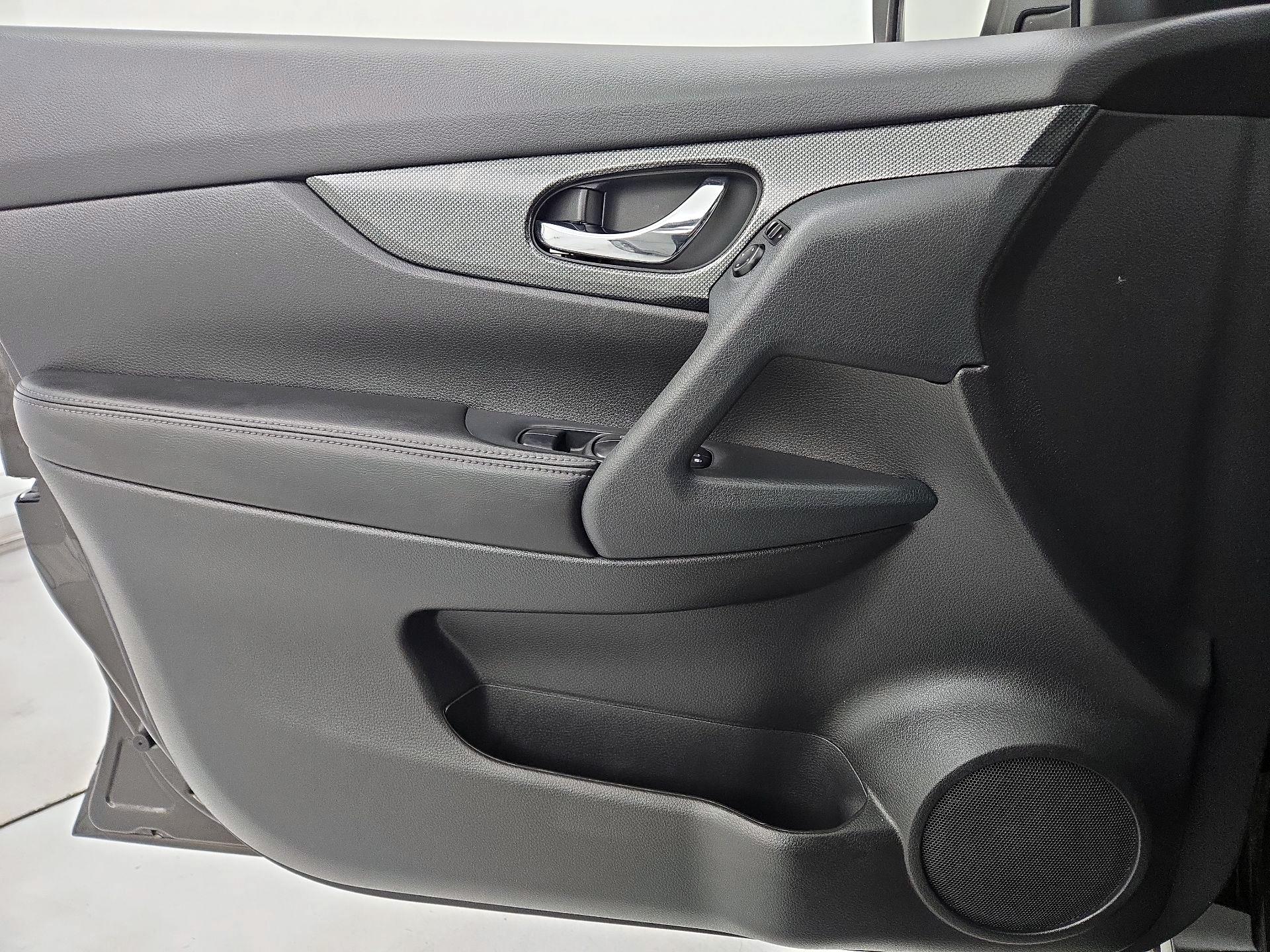 Thumbnail: 2015 Nissan Rogue - 12