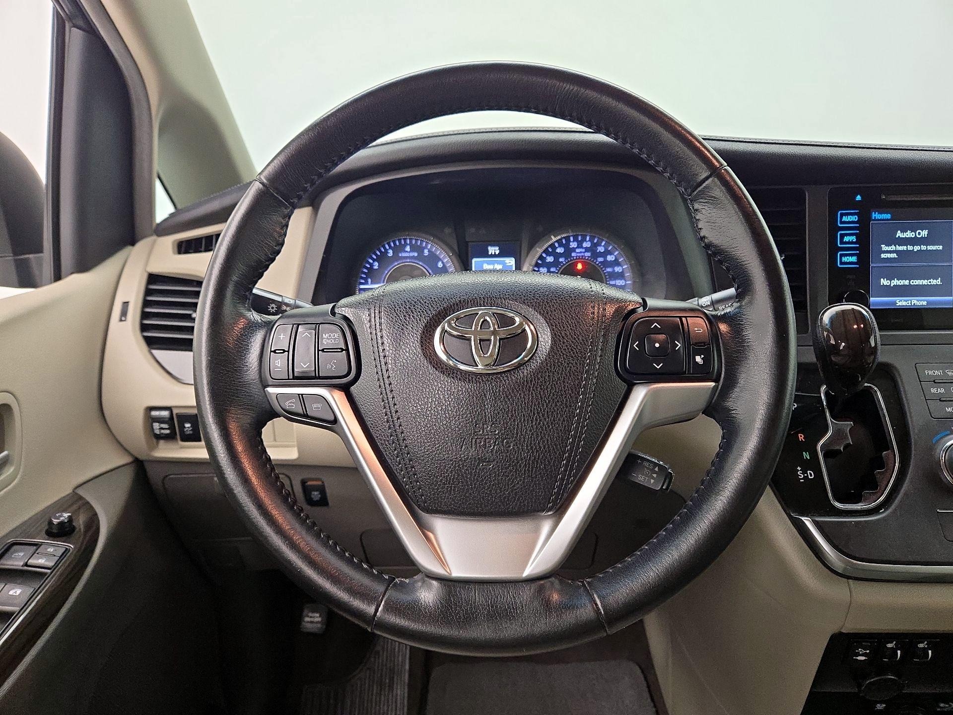 Thumbnail: 2016 Toyota Sienna - 10