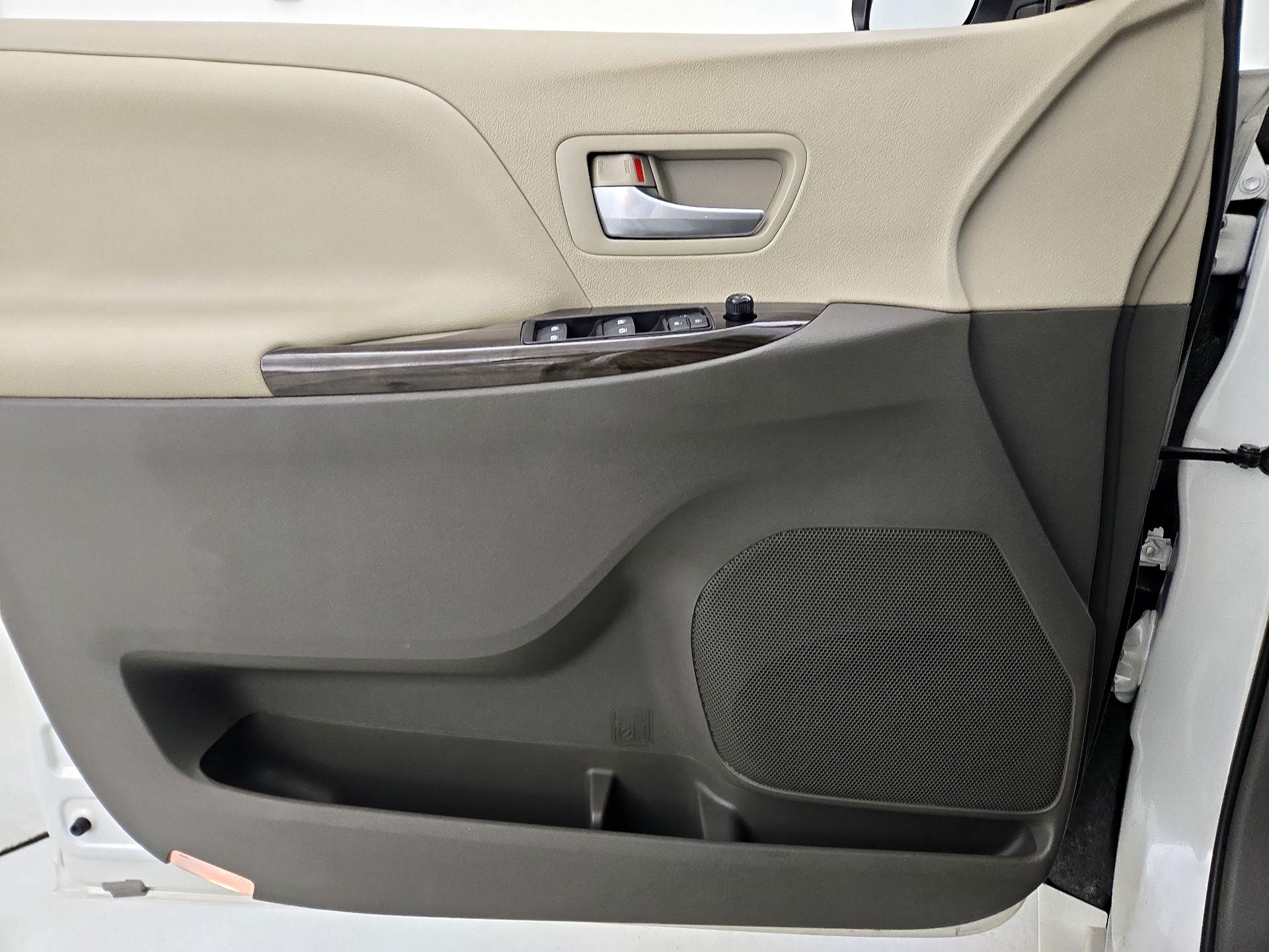 Thumbnail: 2016 Toyota Sienna - 12