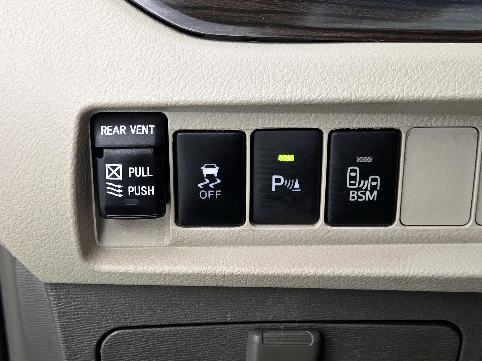 Thumbnail: 2016 Toyota Sienna - 13