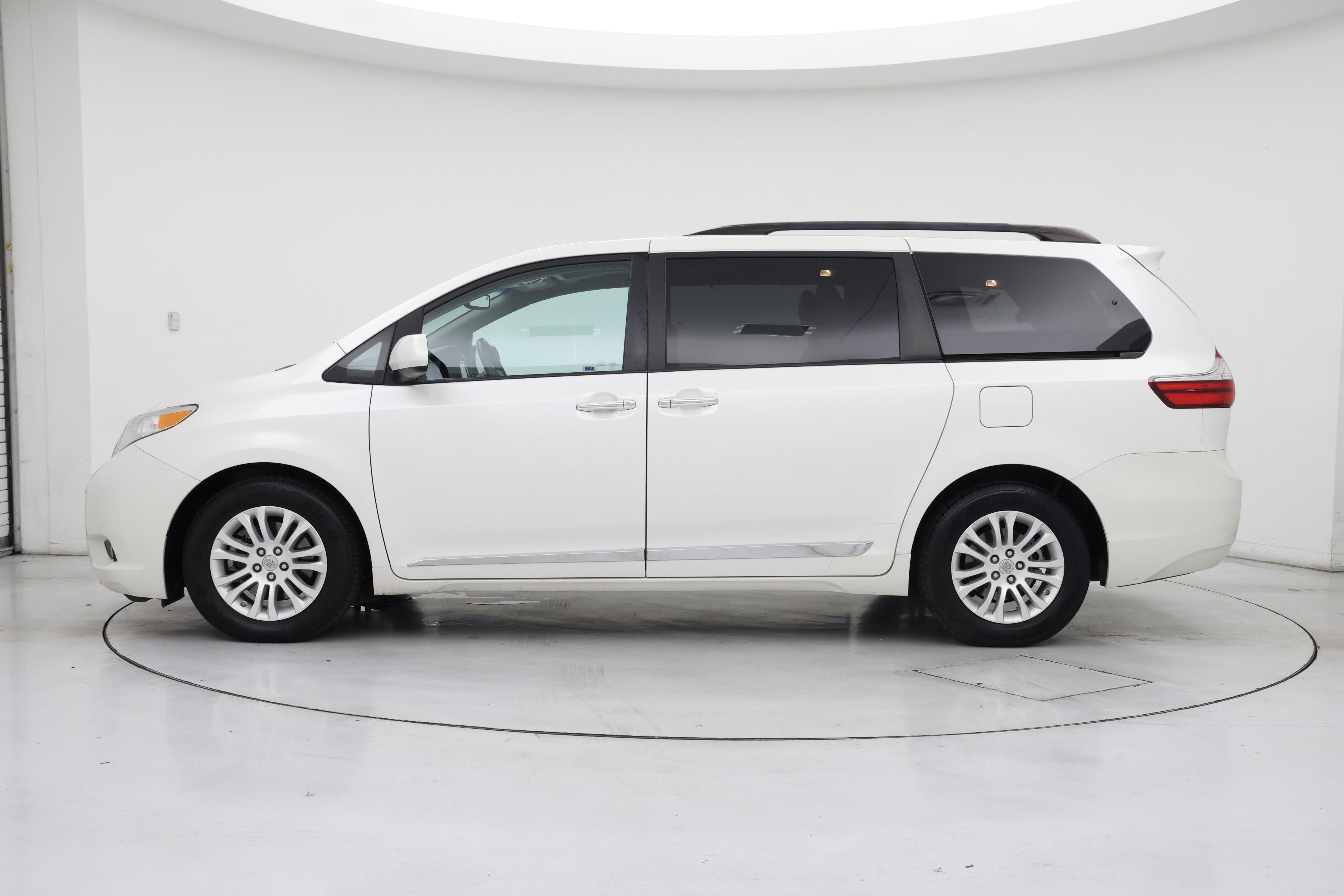 Thumbnail: 2016 Toyota Sienna - 3