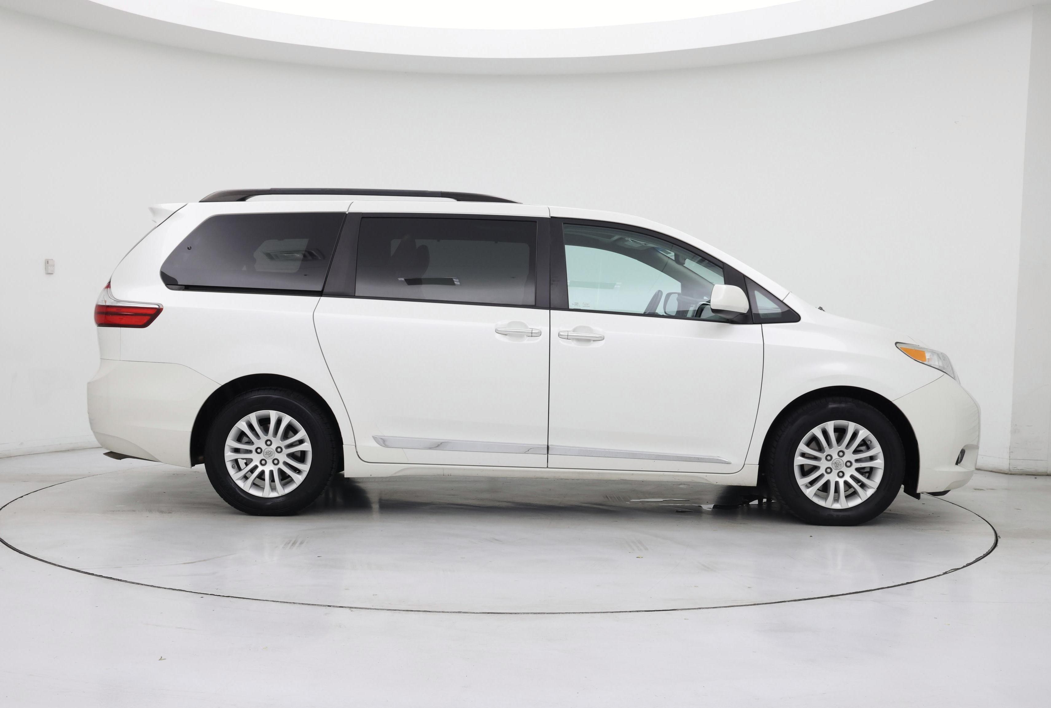 Thumbnail: 2016 Toyota Sienna - 7