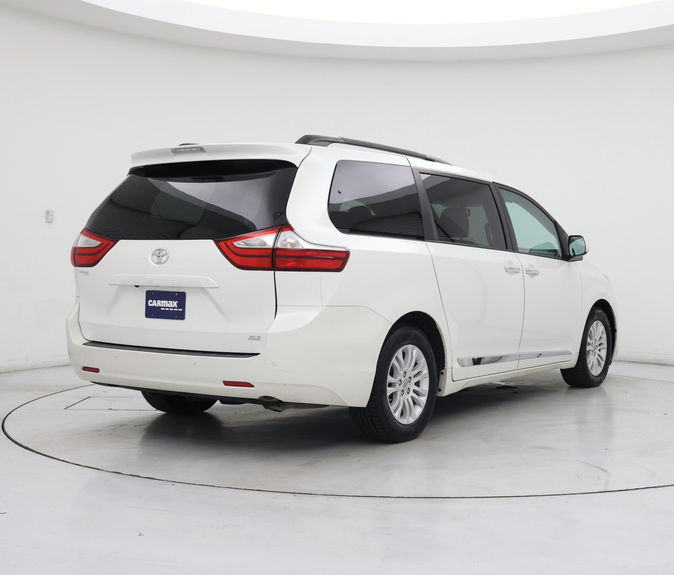 Thumbnail: 2016 Toyota Sienna - 8