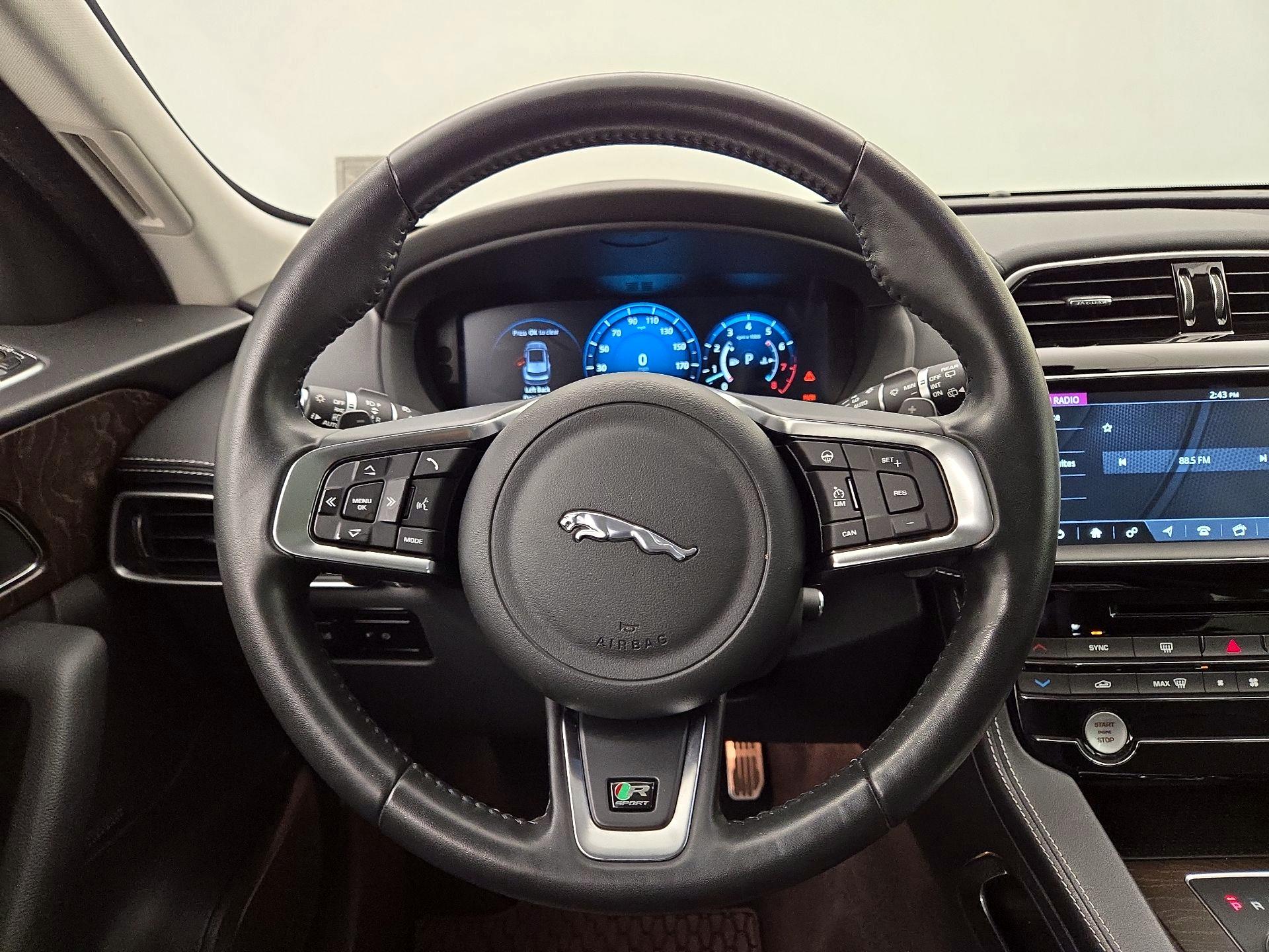 Thumbnail: 2017 Jaguar F-Pace - 10
