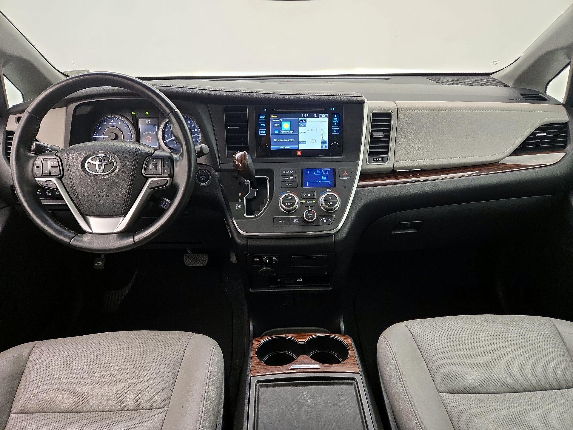 Thumbnail: 2017 Toyota Sienna - 9
