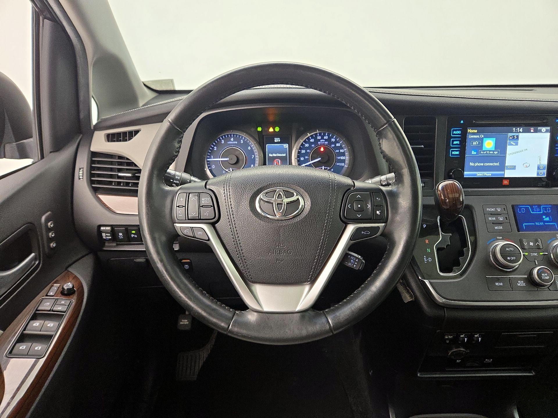 Thumbnail: 2017 Toyota Sienna - 10
