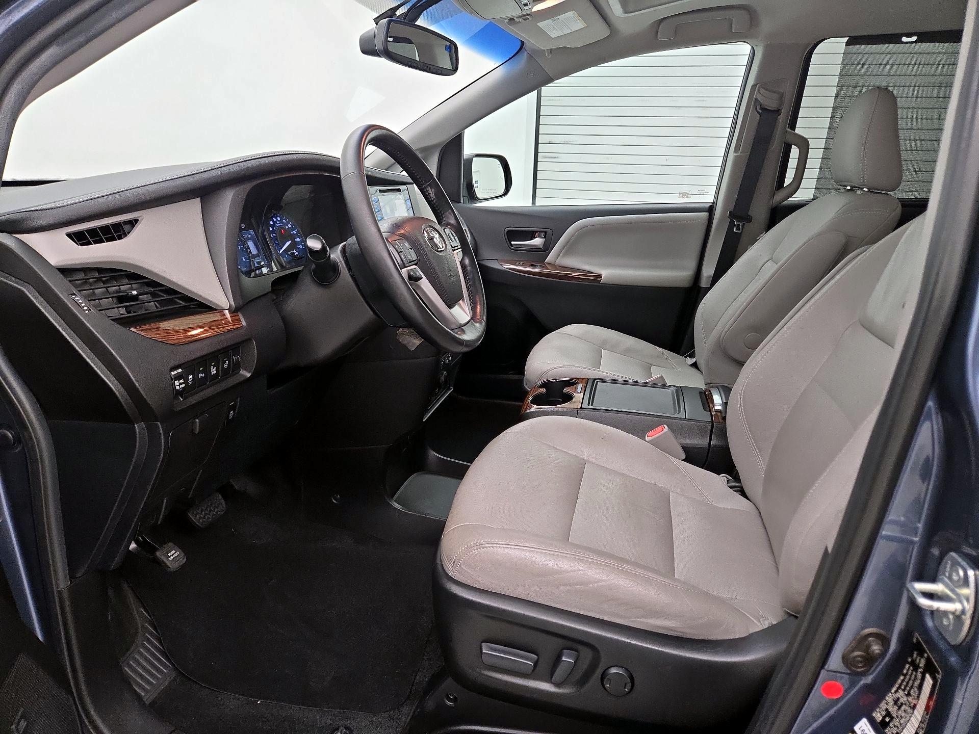 Thumbnail: 2017 Toyota Sienna - 11