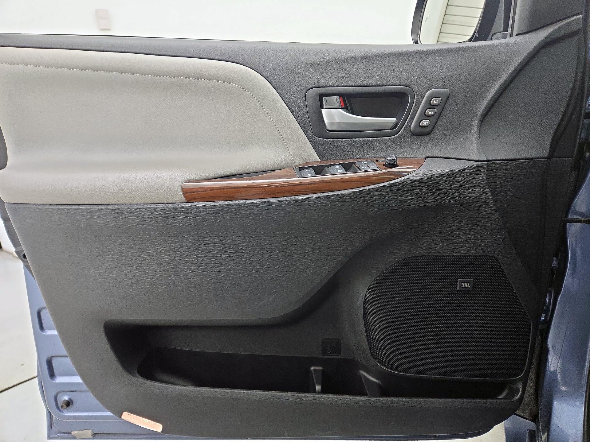 Thumbnail: 2017 Toyota Sienna - 12