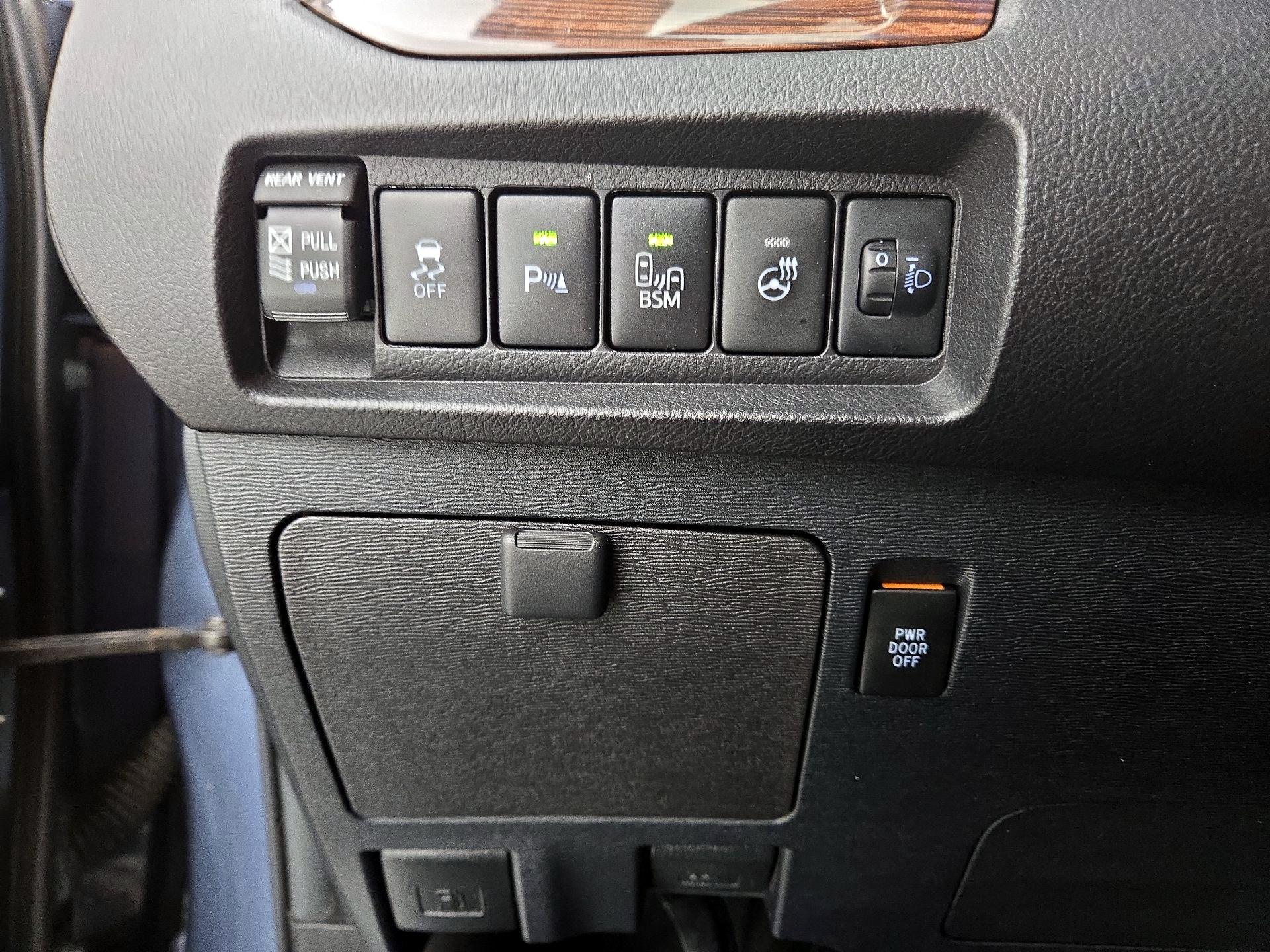 Thumbnail: 2017 Toyota Sienna - 13