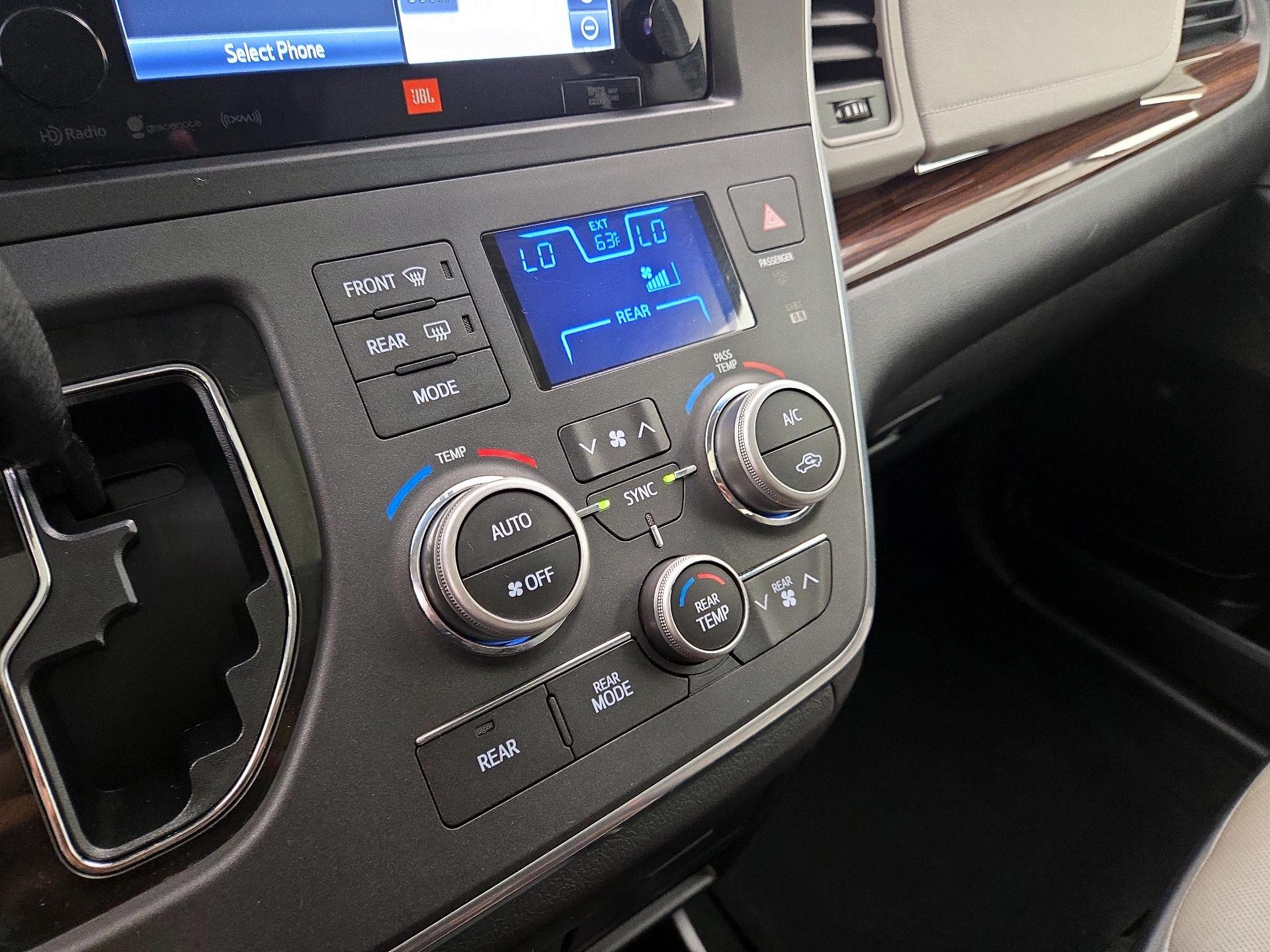 Thumbnail: 2017 Toyota Sienna - 17