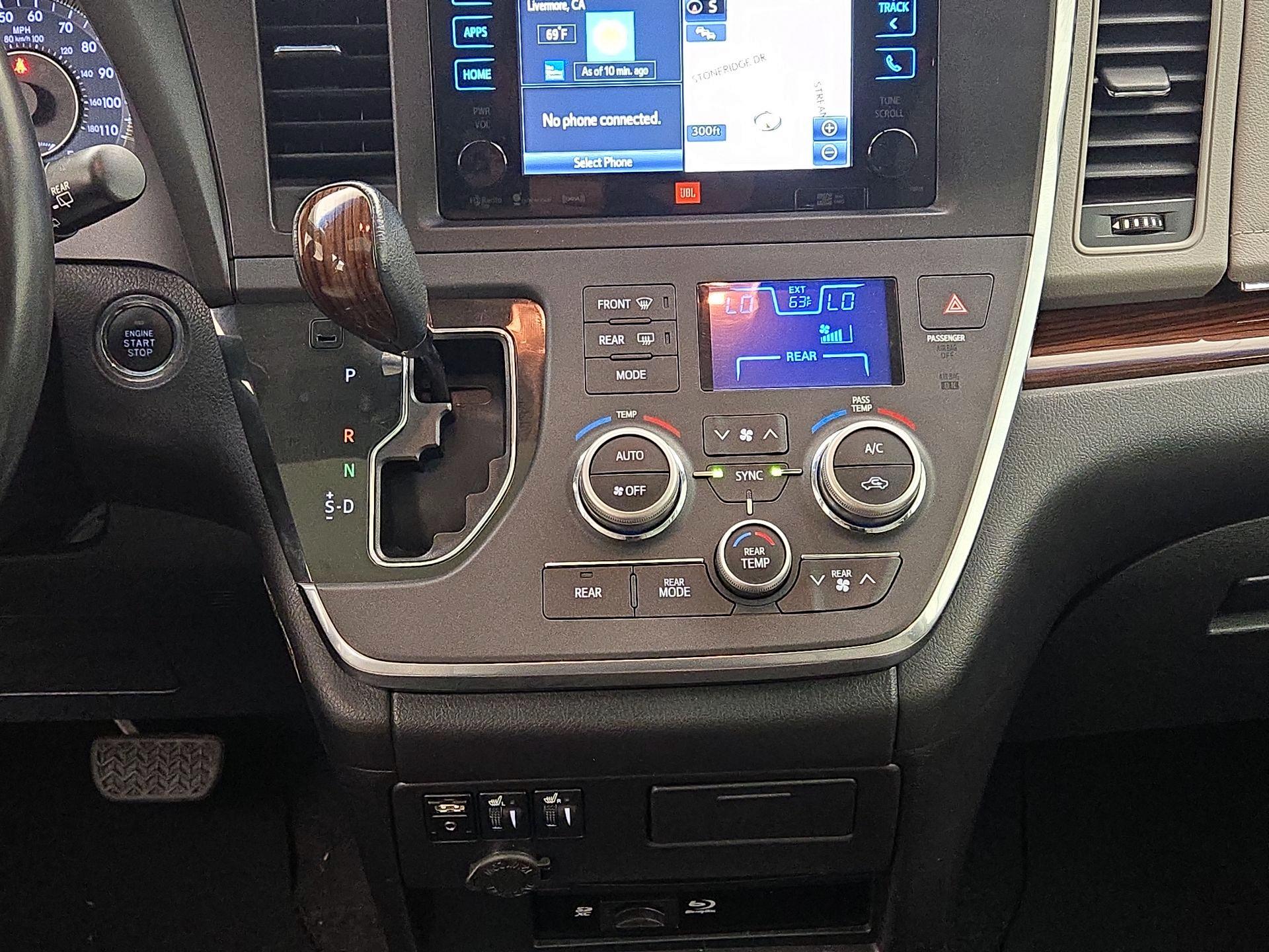 Thumbnail: 2017 Toyota Sienna - 18