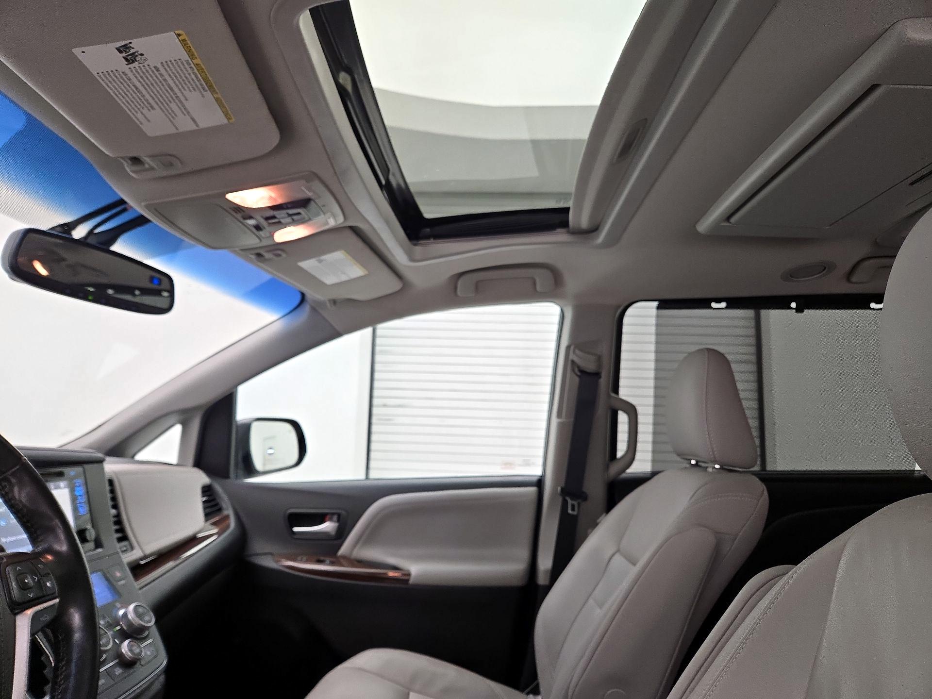 Thumbnail: 2017 Toyota Sienna - 19