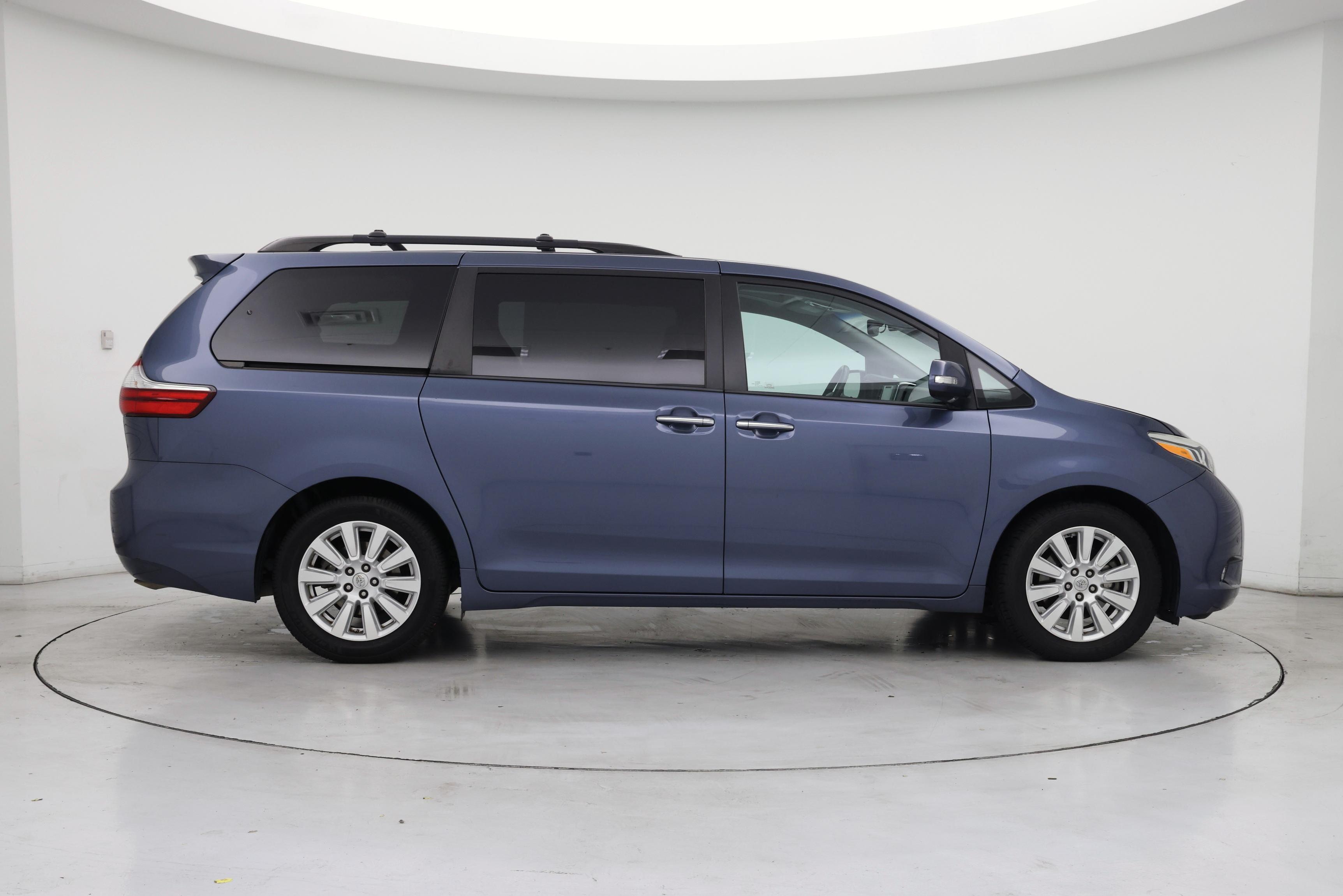 Thumbnail: 2017 Toyota Sienna - 7