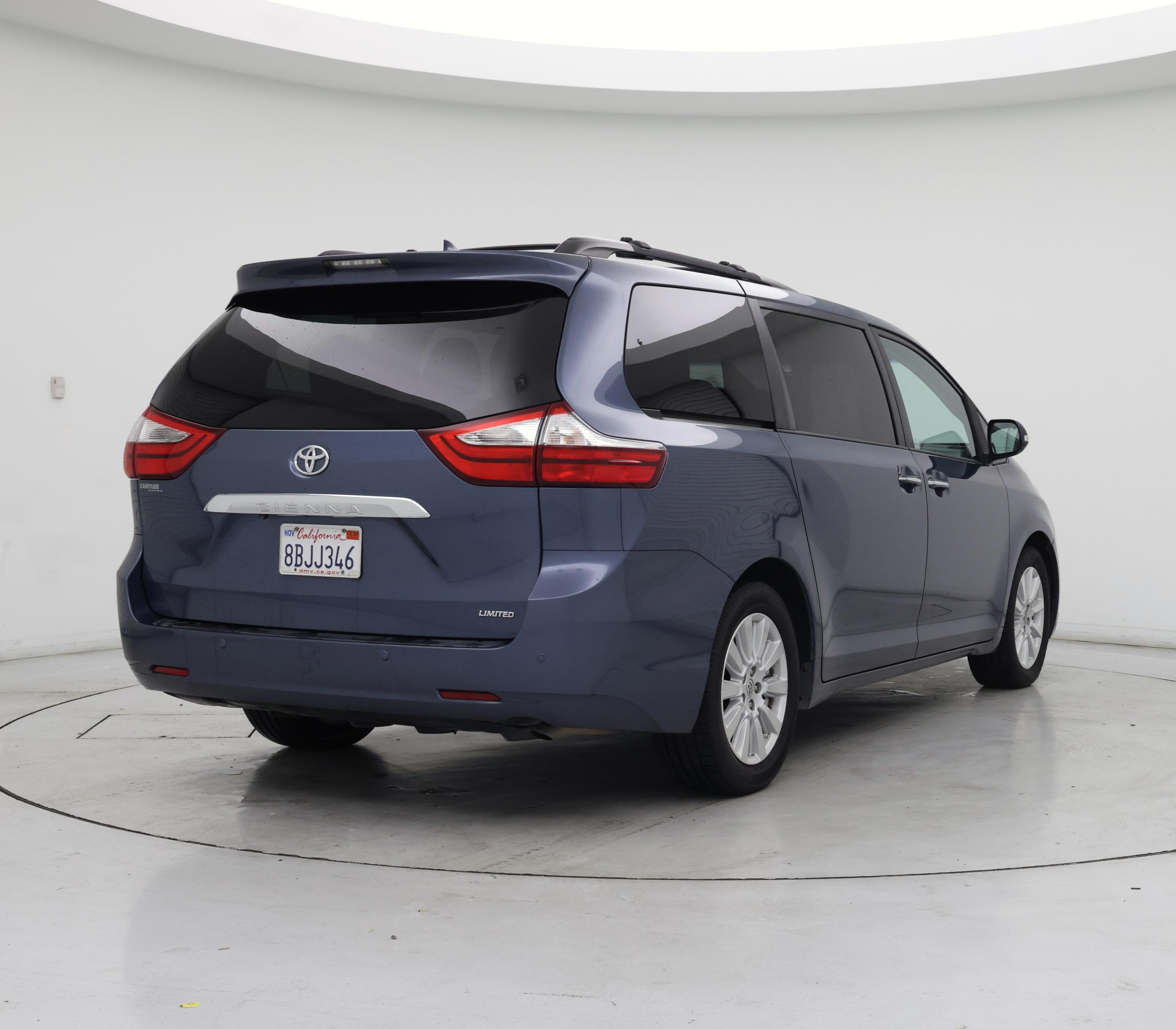 Thumbnail: 2017 Toyota Sienna - 8