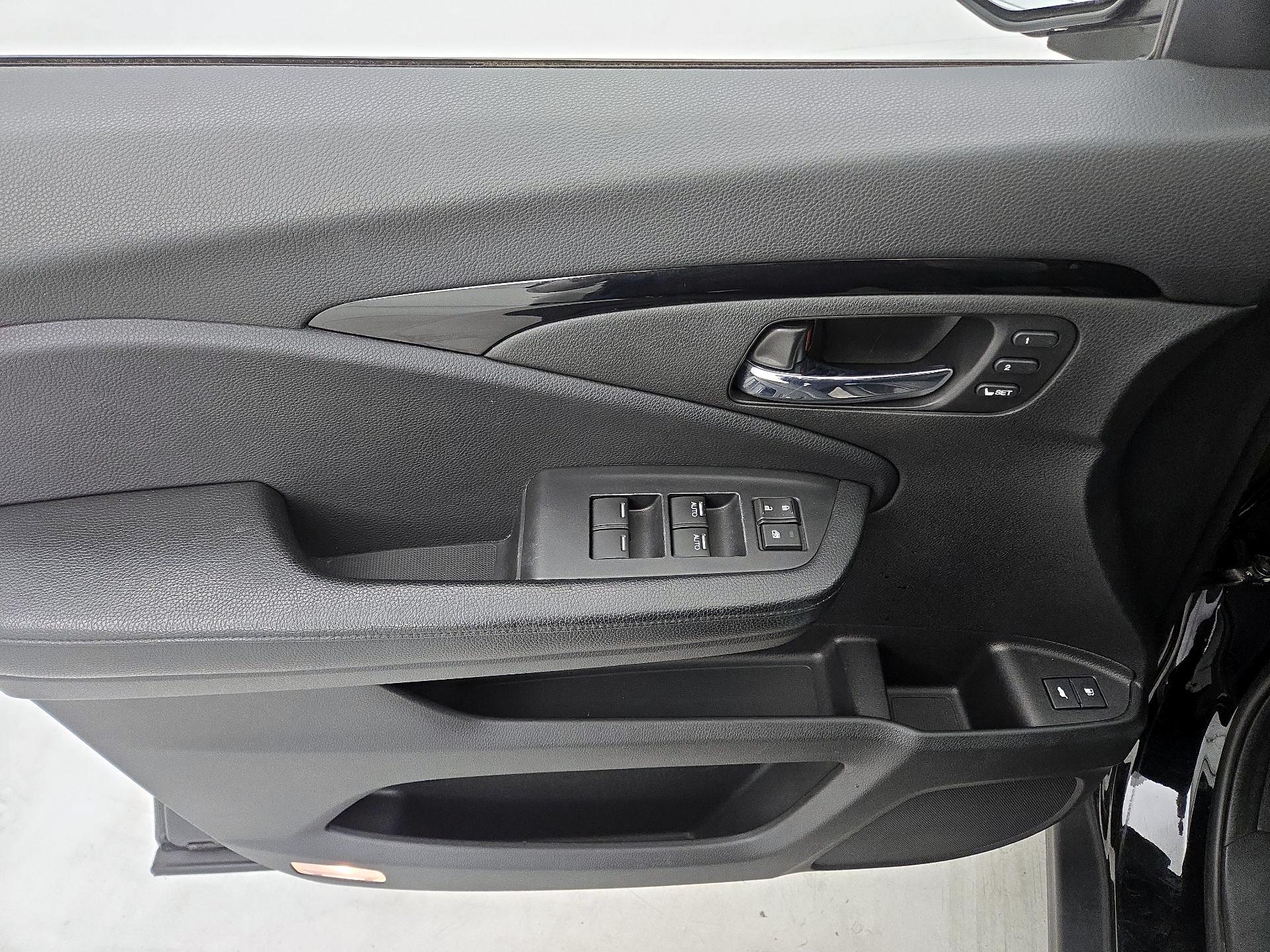 Thumbnail: 2016 Honda Pilot - 12