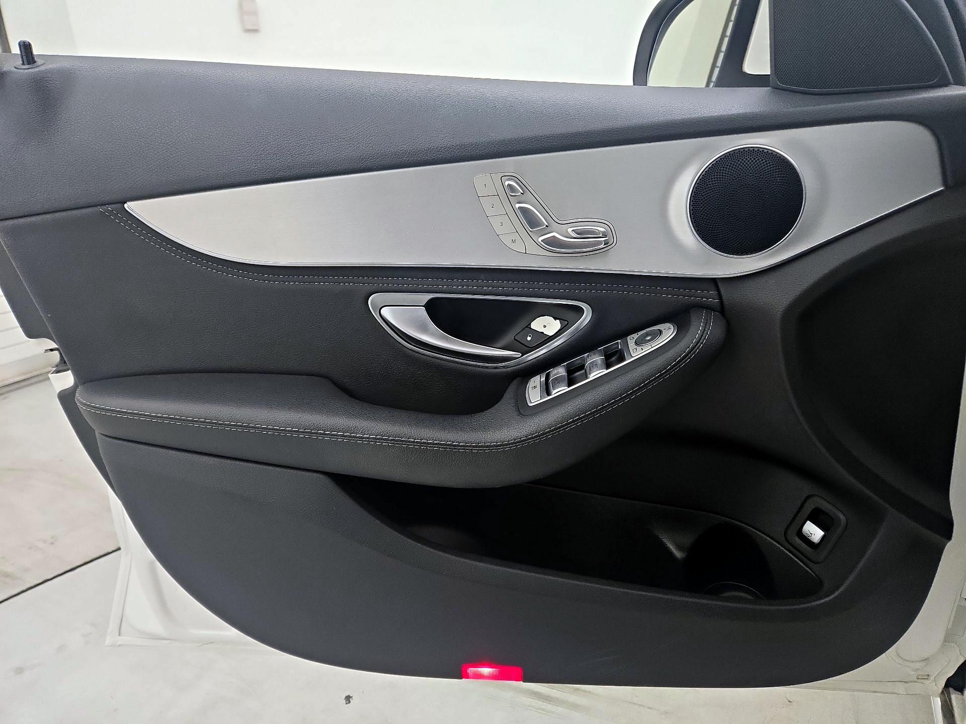 Thumbnail: 2015 Mercedes-Benz C-Class - 12