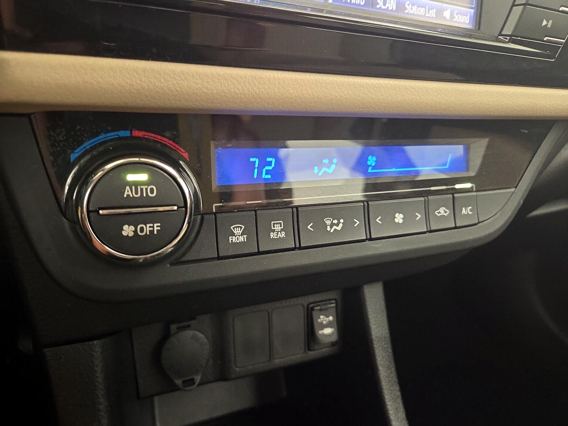 Thumbnail: 2015 Toyota Corolla - 16