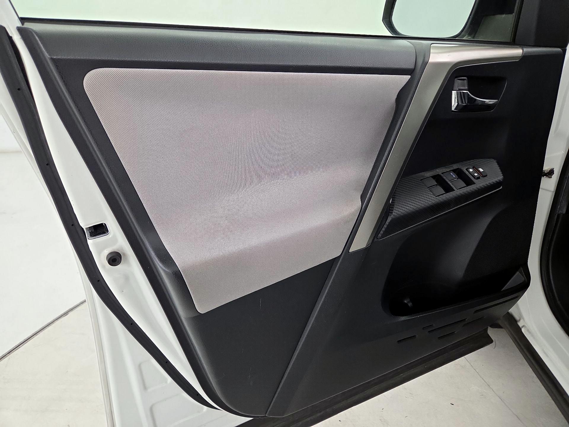 Thumbnail: 2015 Toyota RAV4 - 12