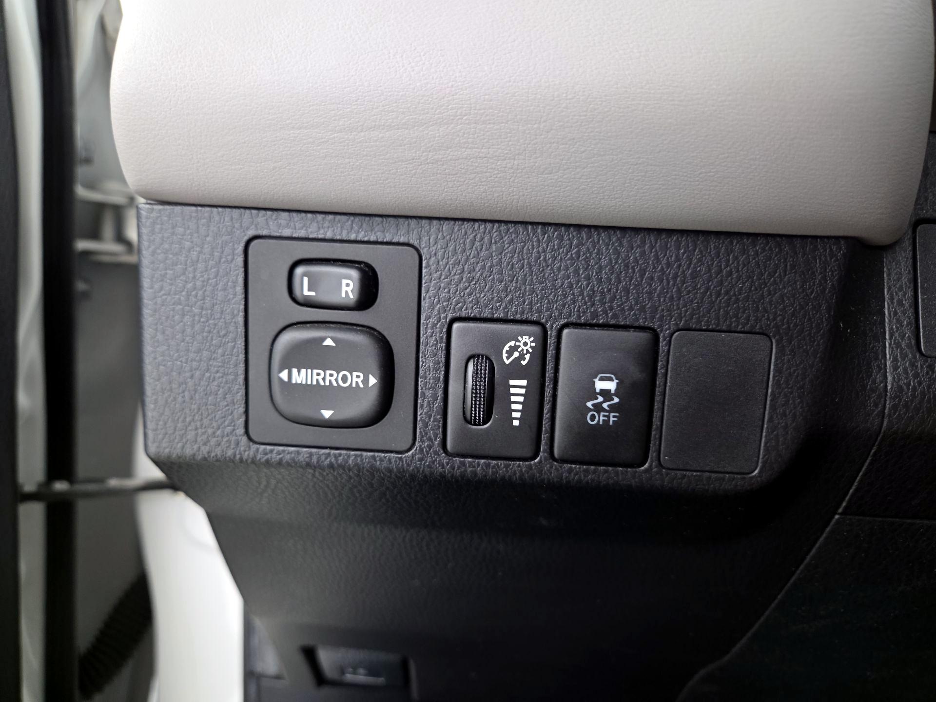 Thumbnail: 2015 Toyota RAV4 - 13