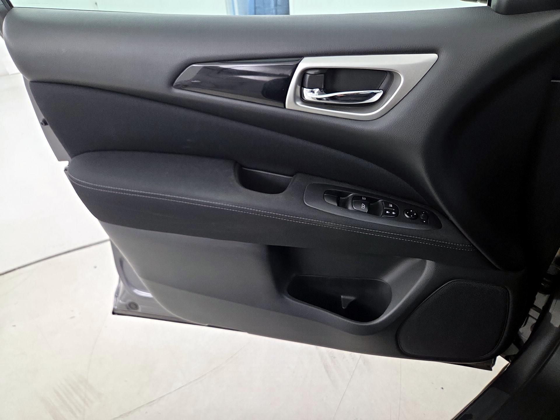 Thumbnail: 2017 Nissan Pathfinder - 12