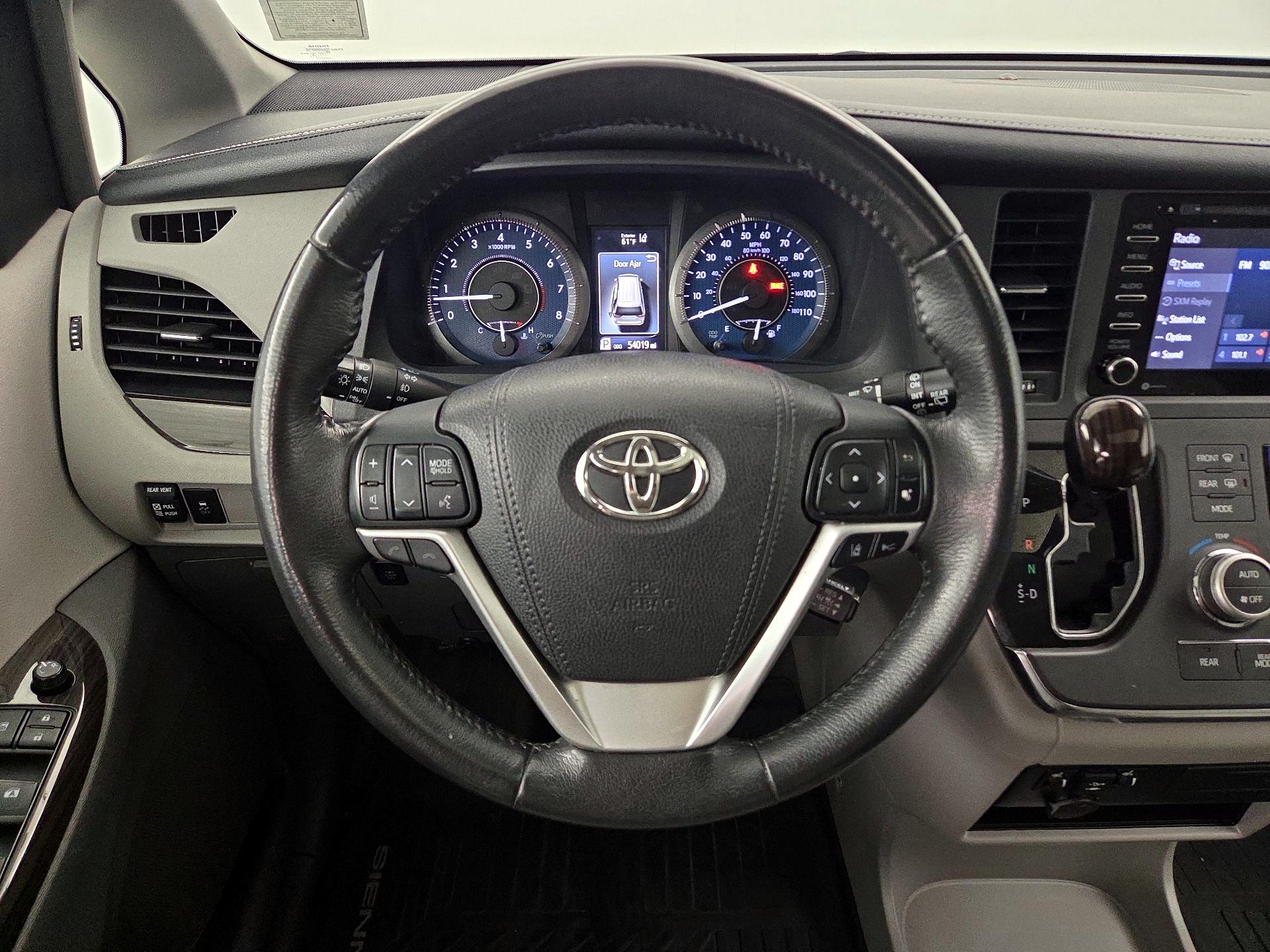 Thumbnail: 2018 Toyota Sienna - 10