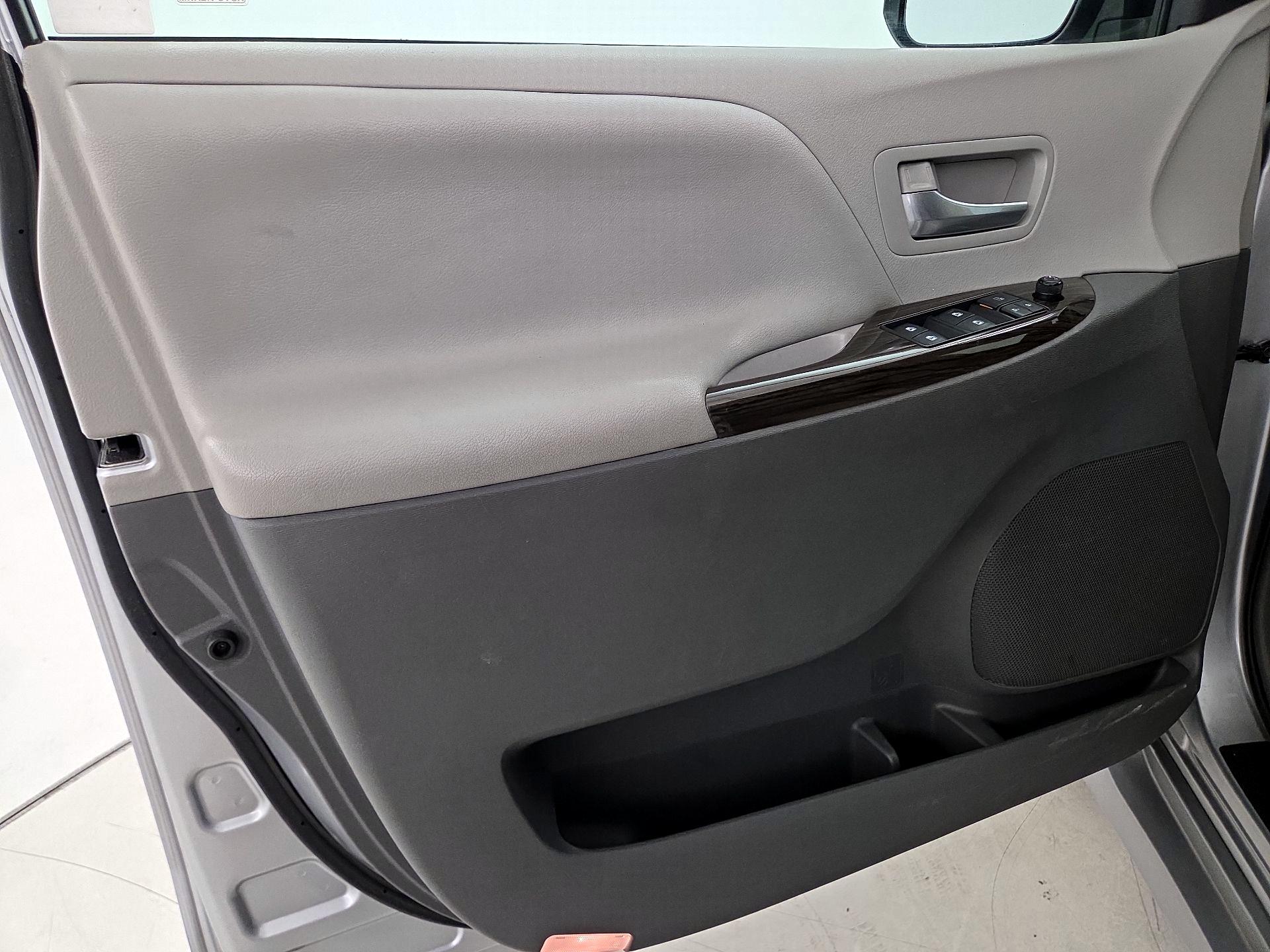Thumbnail: 2018 Toyota Sienna - 12