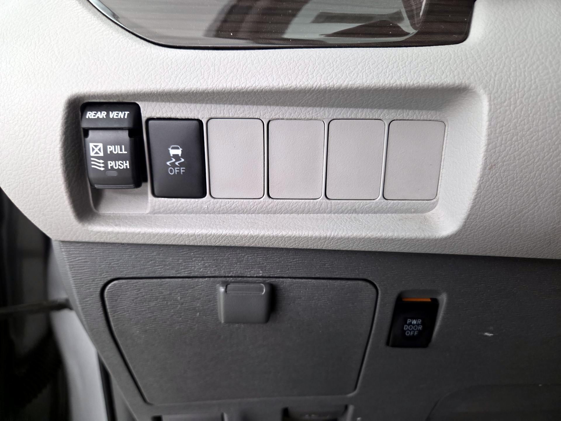 Thumbnail: 2018 Toyota Sienna - 13