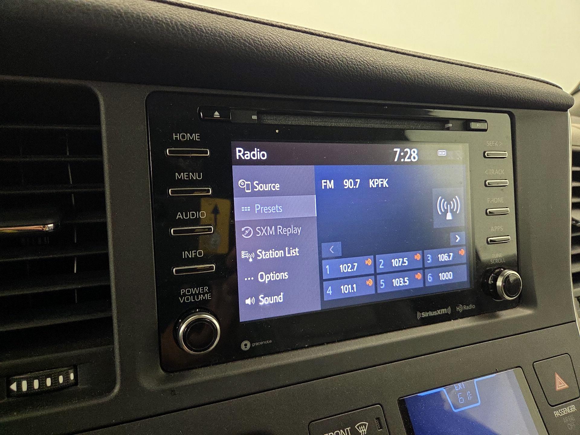 Thumbnail: 2018 Toyota Sienna - 15