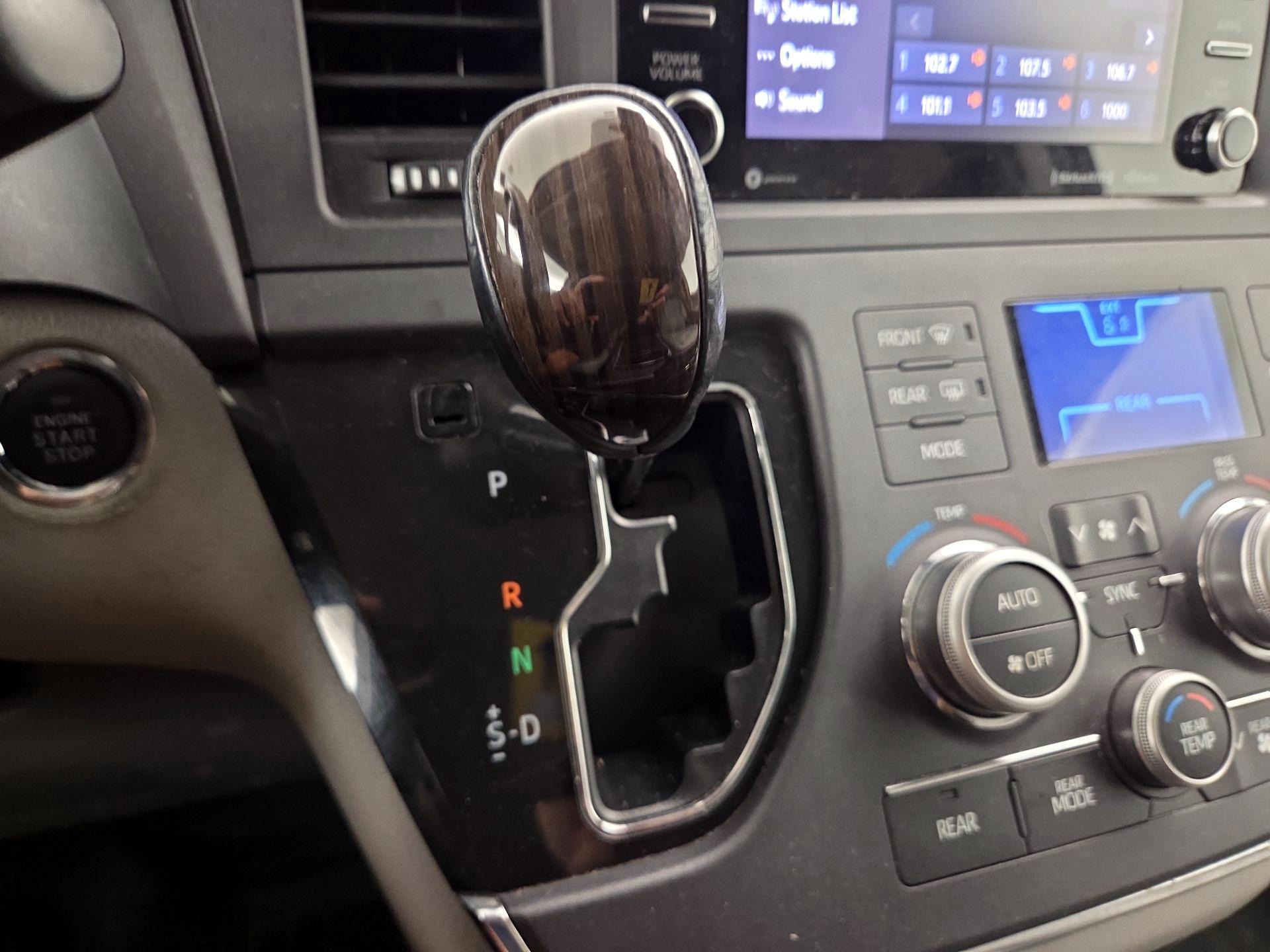Thumbnail: 2018 Toyota Sienna - 17