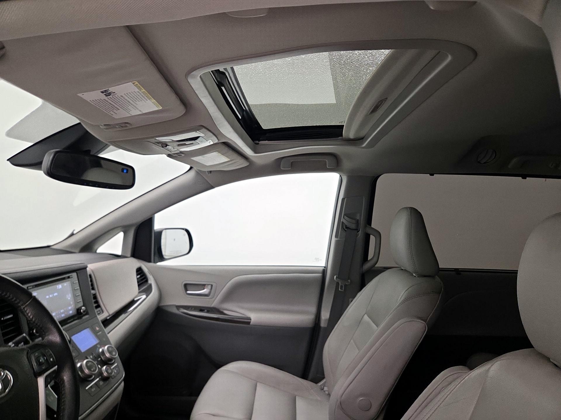Thumbnail: 2018 Toyota Sienna - 19