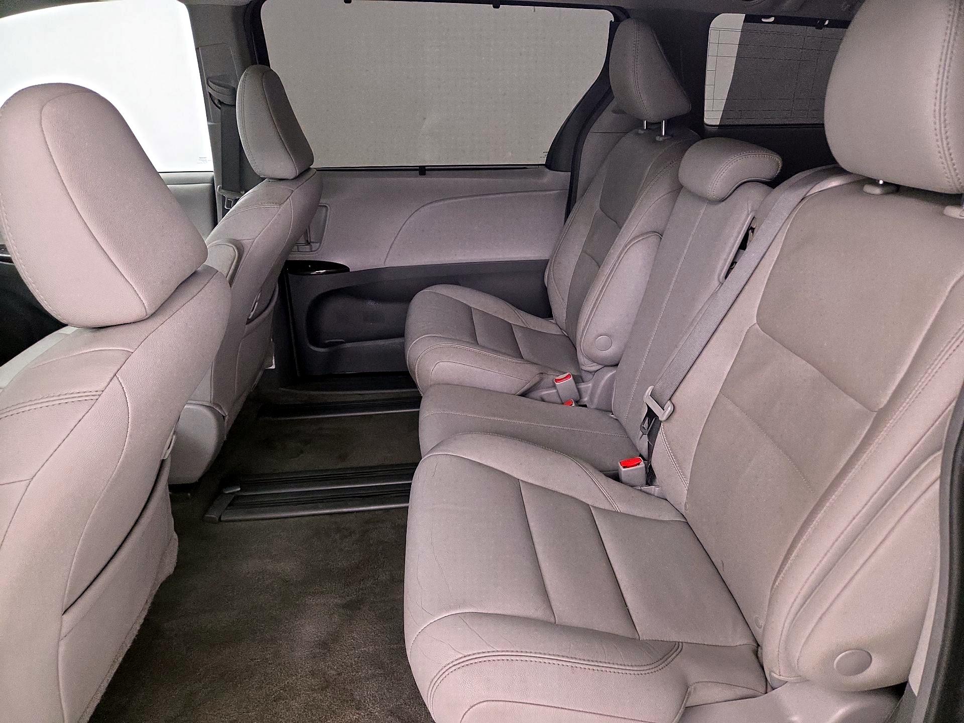 Thumbnail: 2018 Toyota Sienna - 20