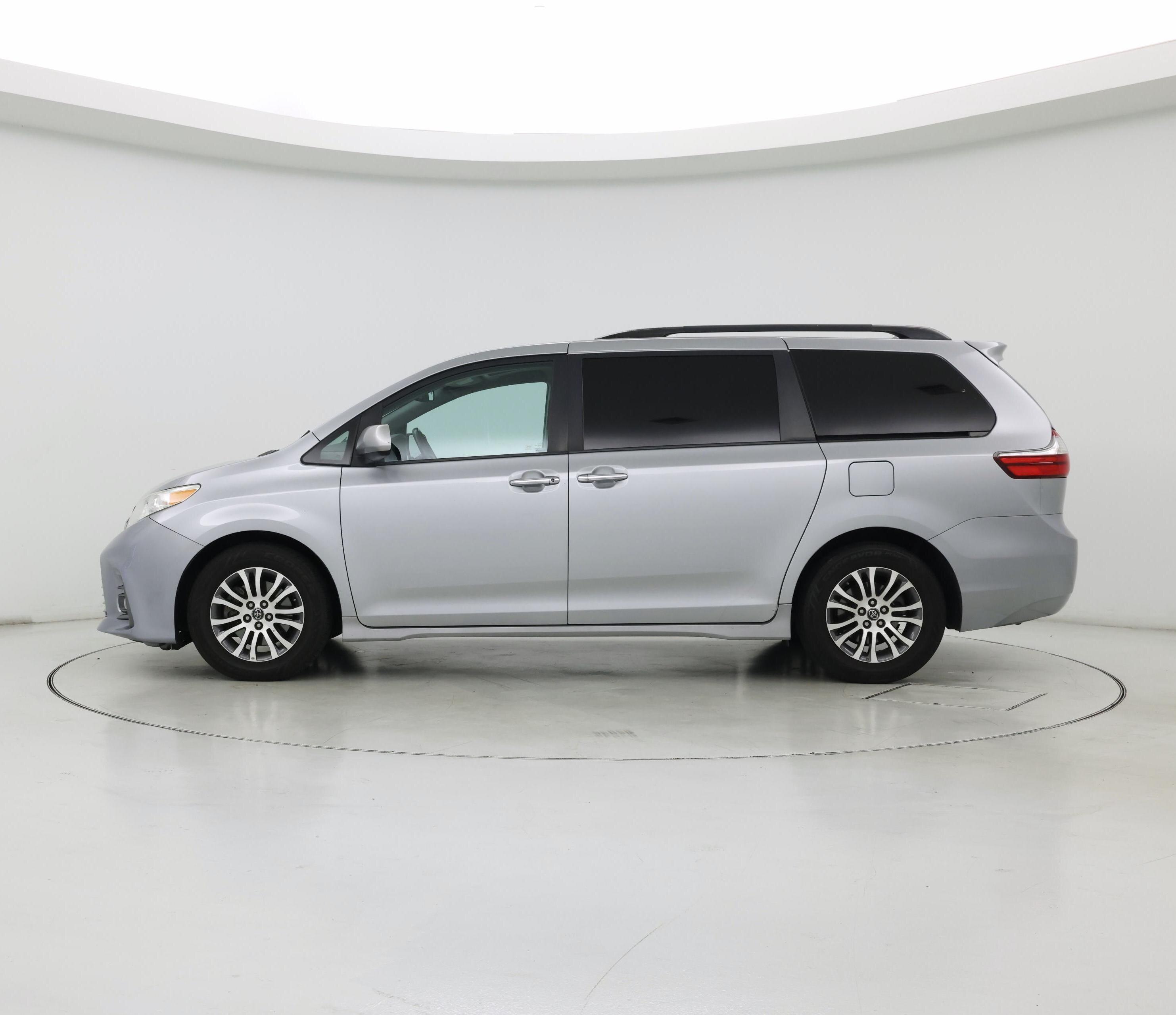 Thumbnail: 2018 Toyota Sienna - 3