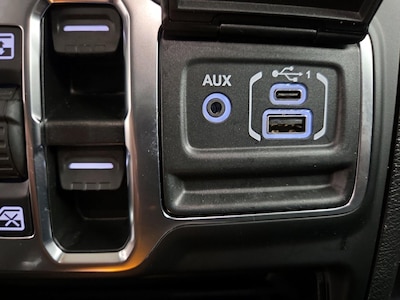 USB/AUX Ports