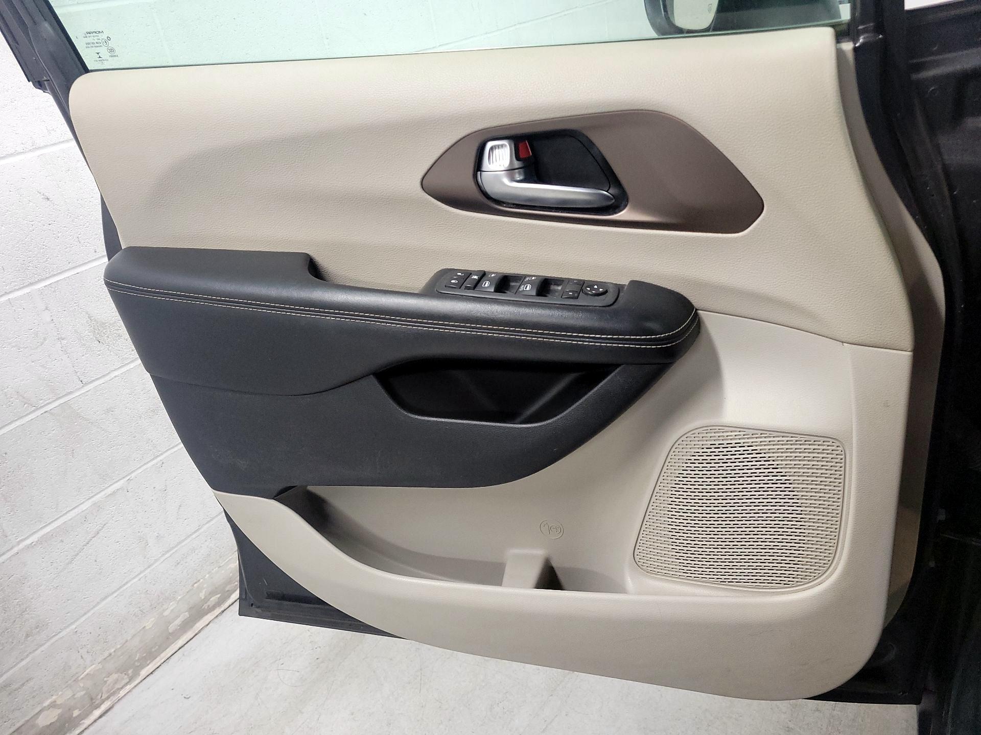 Thumbnail: 2022 Chrysler Voyager - 12