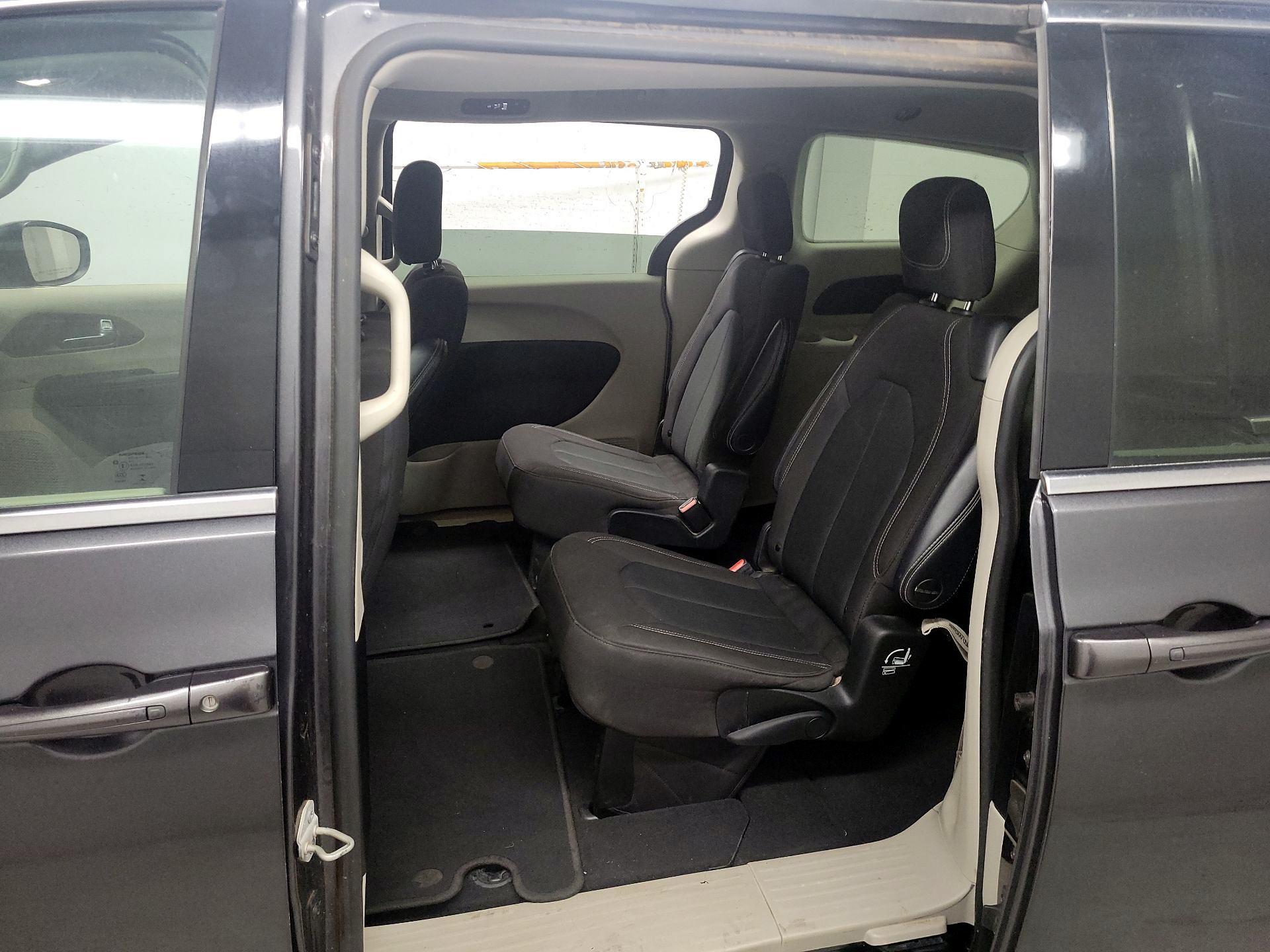 Thumbnail: 2022 Chrysler Voyager - 17
