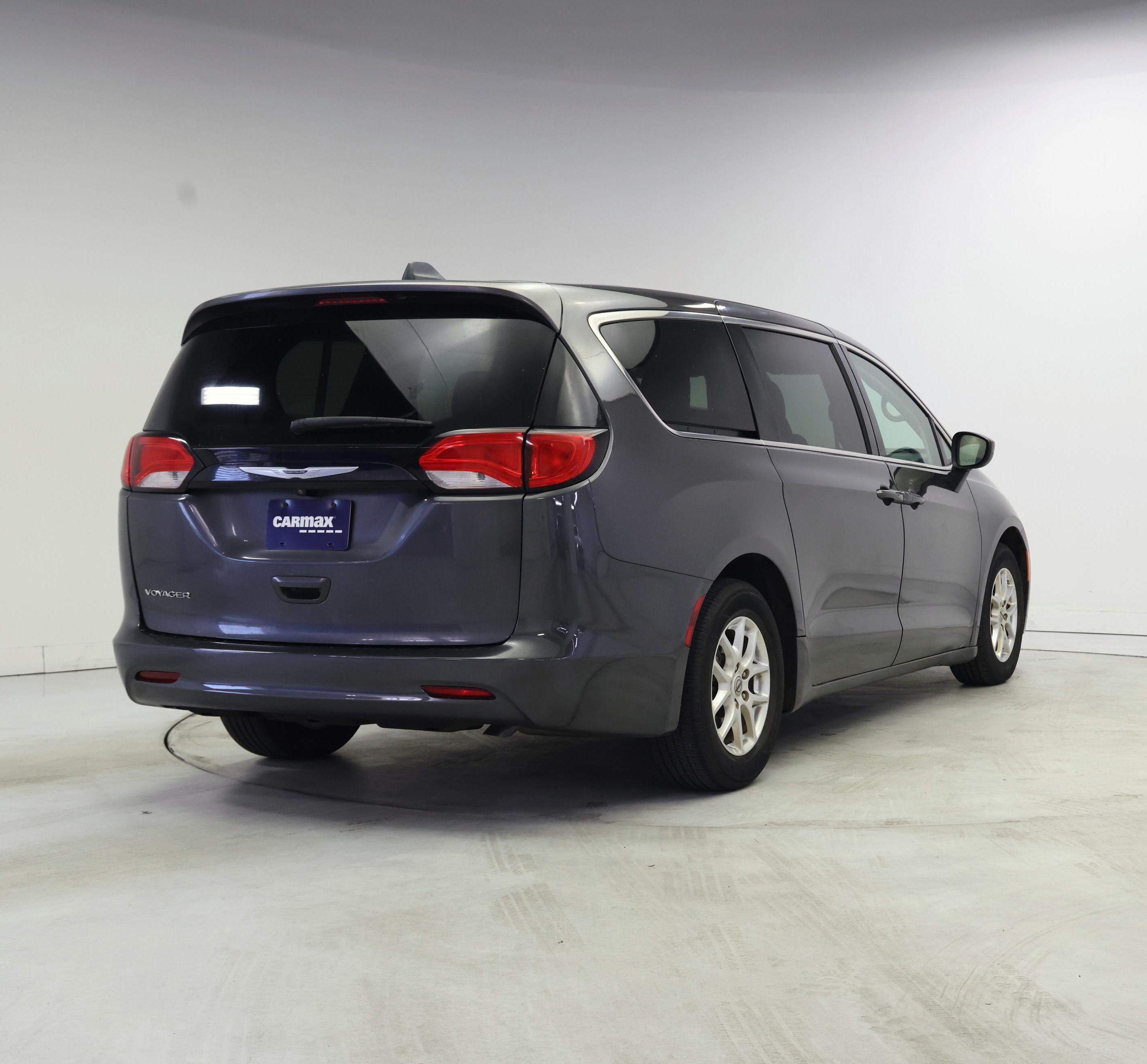 Thumbnail: 2022 Chrysler Voyager - 8