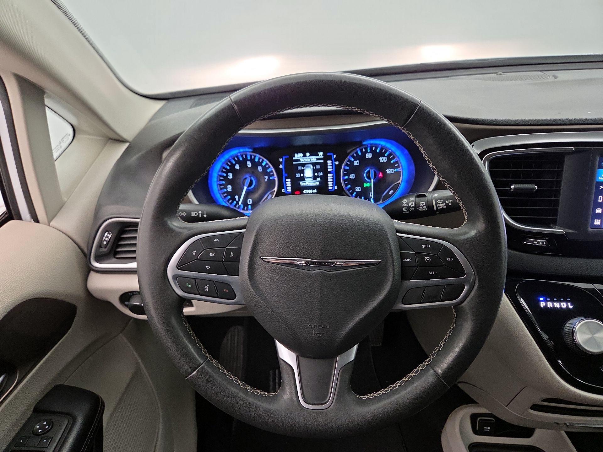 Thumbnail: 2022 Chrysler Voyager - 10