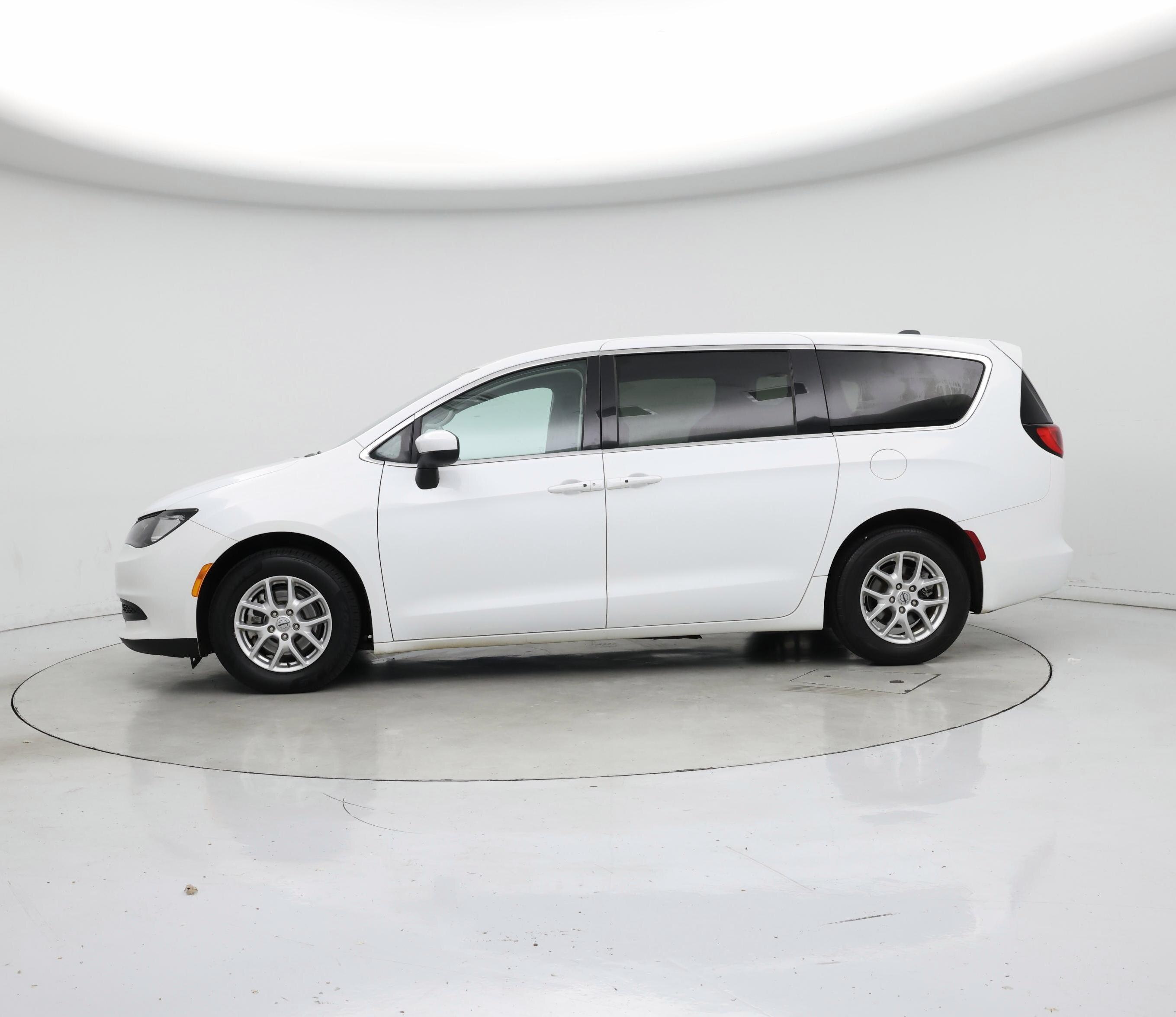 Thumbnail: 2022 Chrysler Voyager - 3