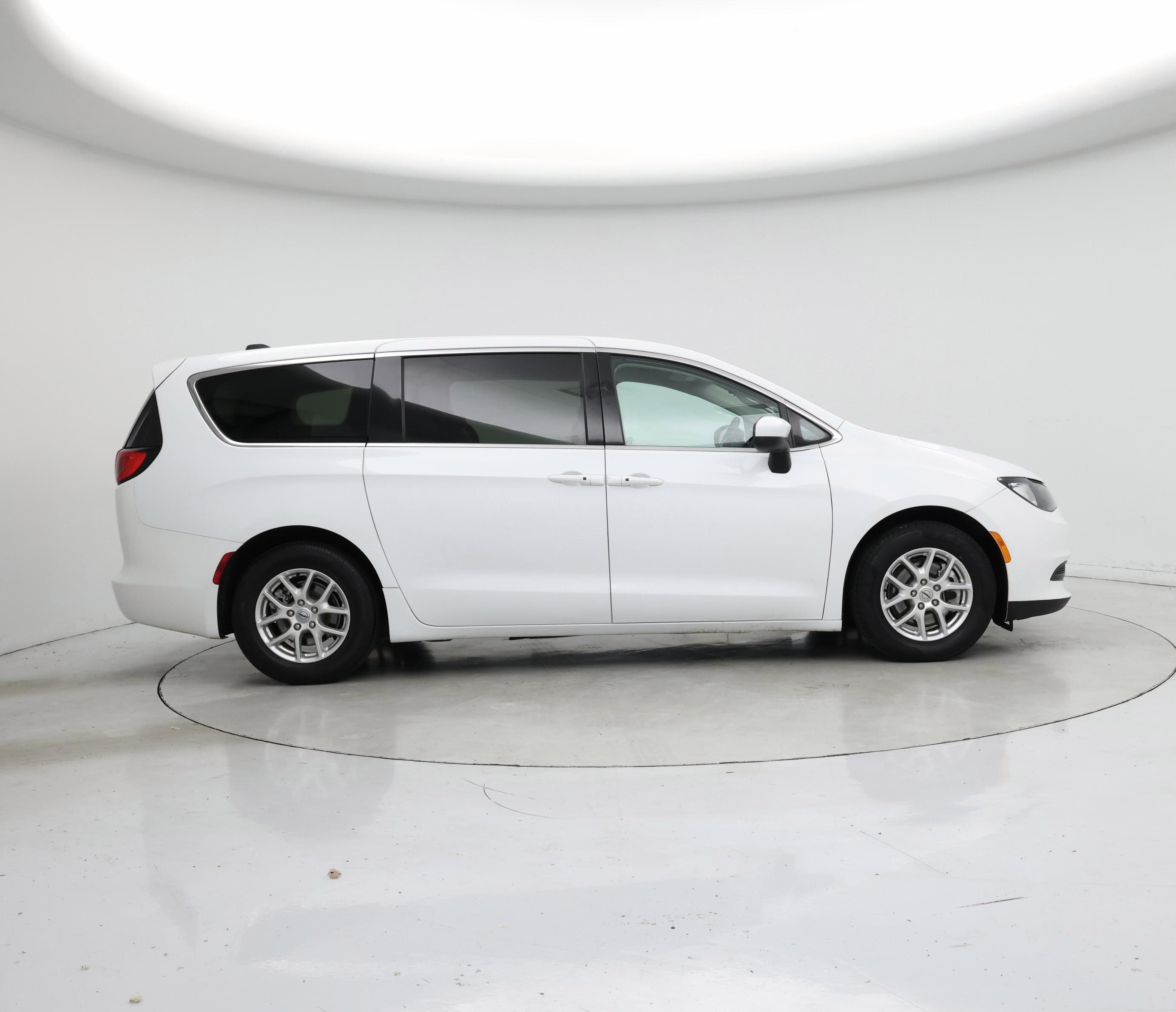 Thumbnail: 2022 Chrysler Voyager - 7