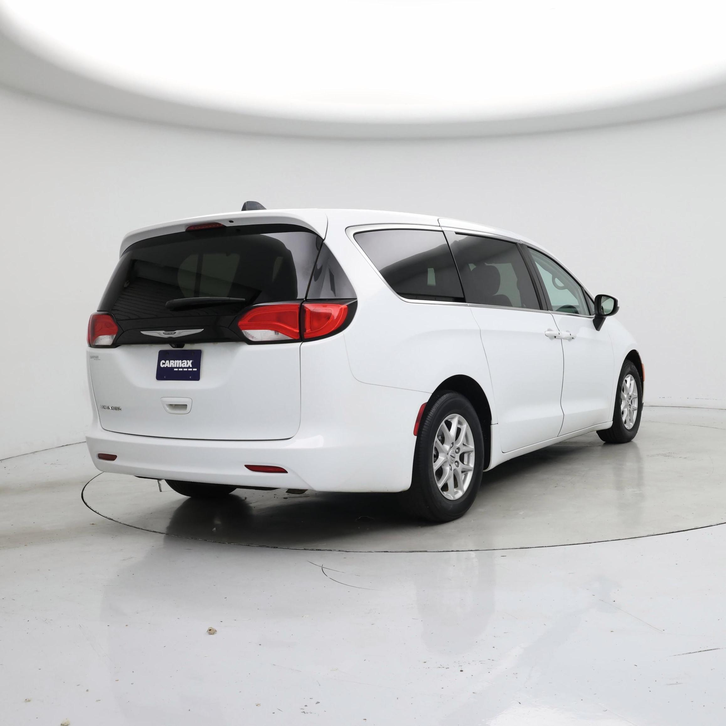 Thumbnail: 2022 Chrysler Voyager - 8